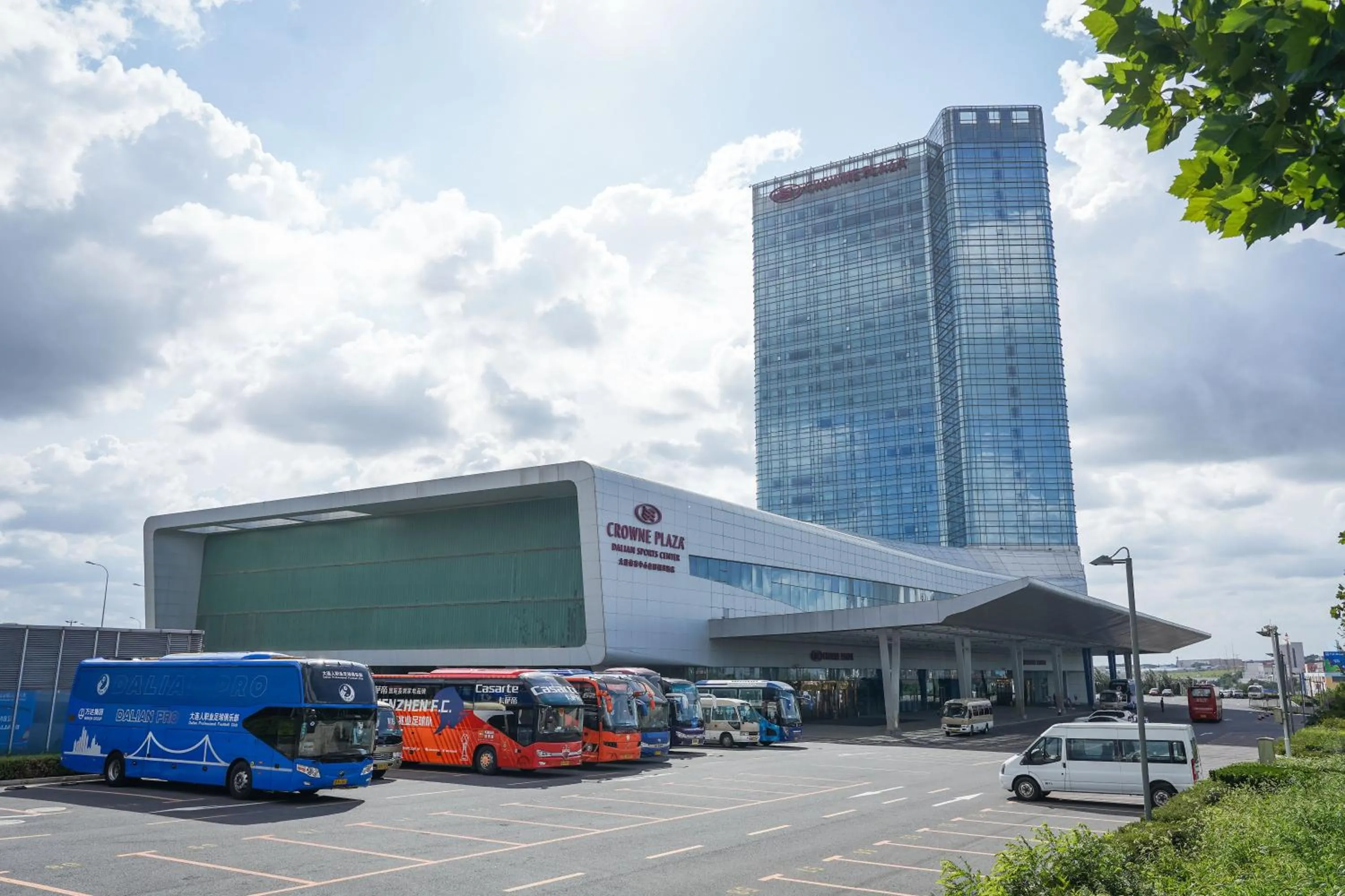 Parking in Crowne Plaza Dalian Sports Center by IHG