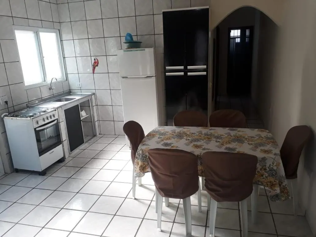 Kitchen or kitchenette in Casa Condominio 250M Praia Maranduba Wifi Churrasqueira