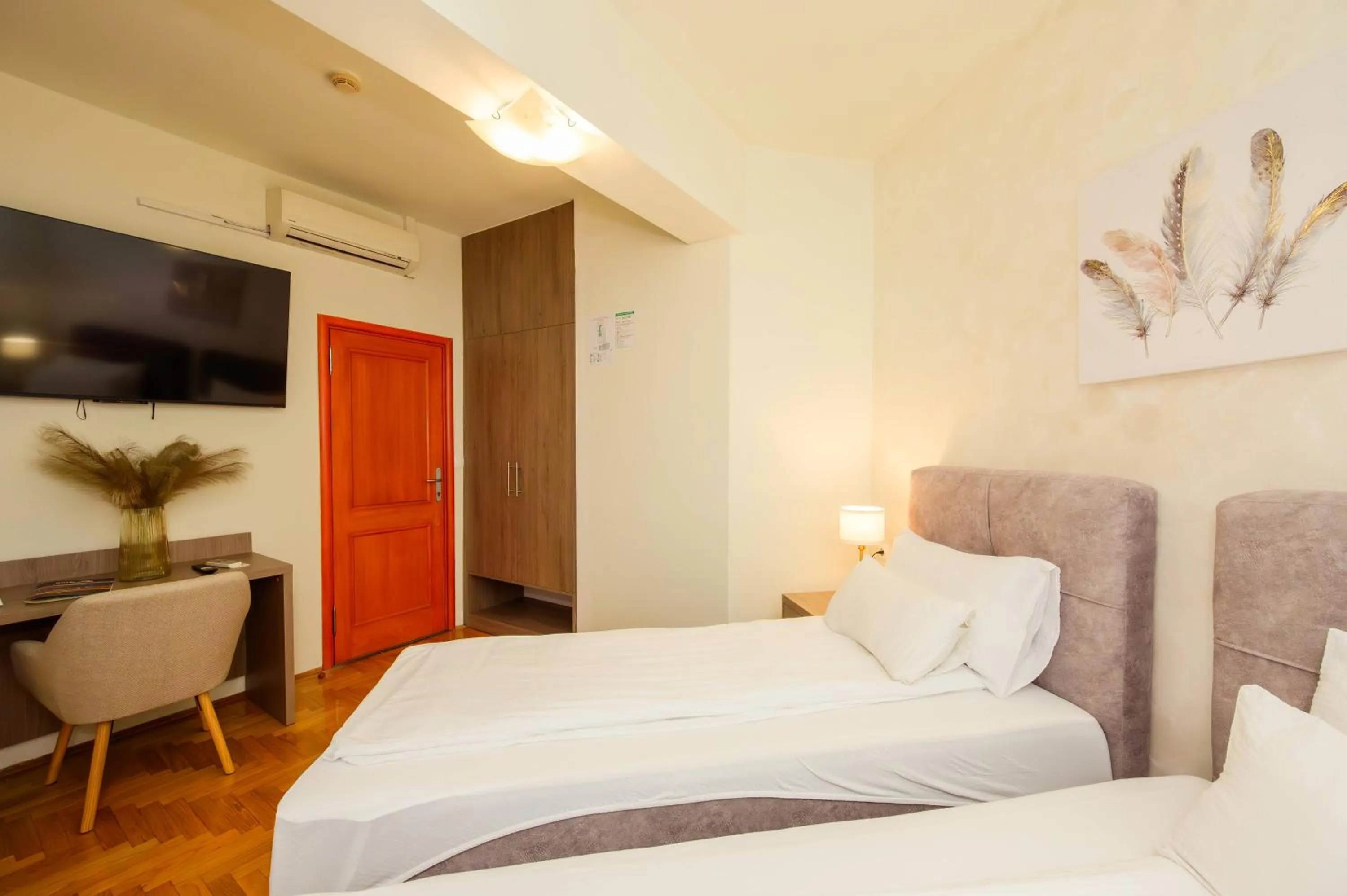 TV and multimedia, Bed in Hotel MB