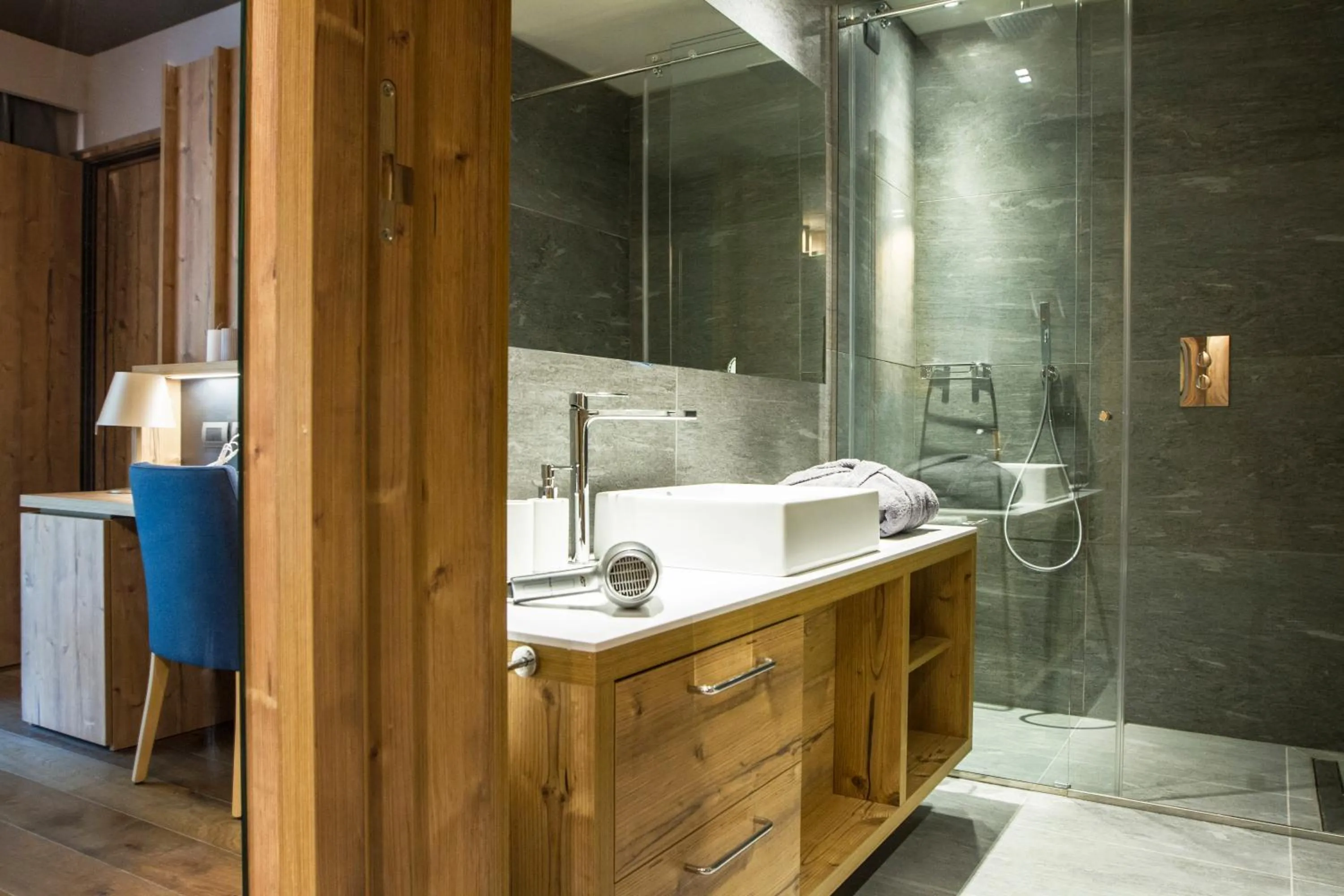 Shower in Hotel La Vetta