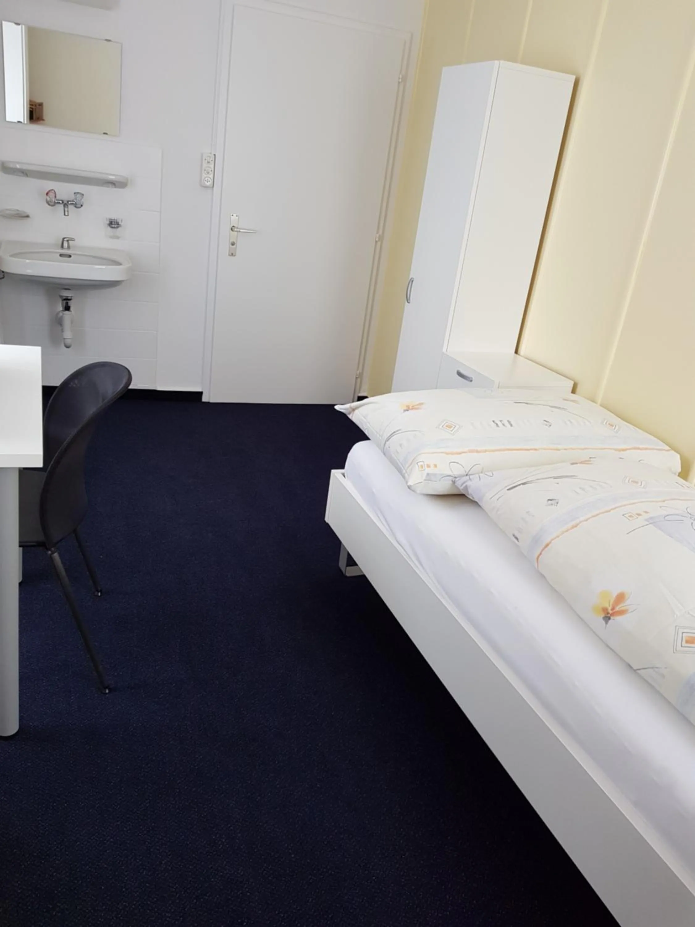 Single Room with Shared Shower and Toilet - single occupancy in Hotel Gotthard