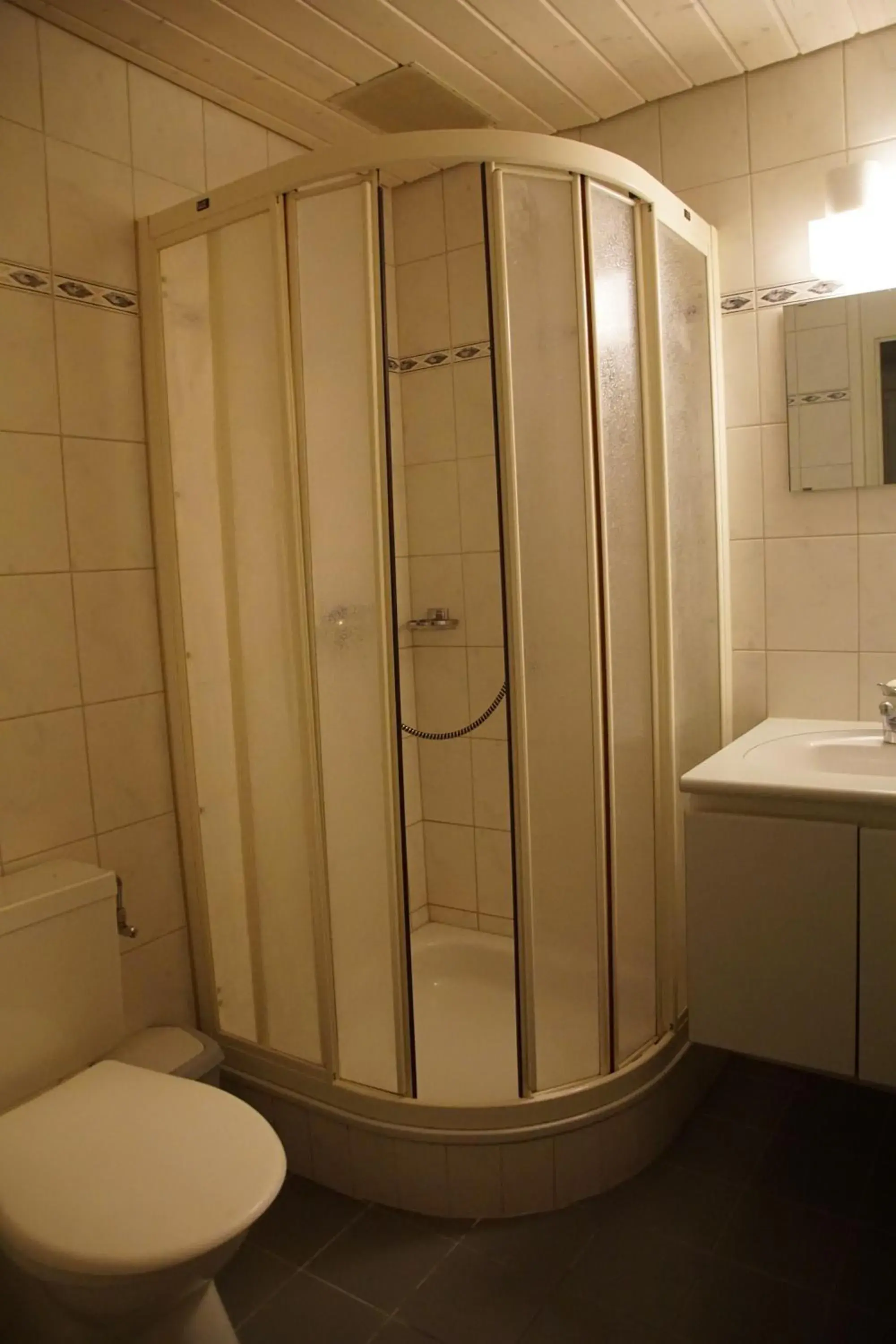 Single Room with Shared Shower and Toilet - single occupancy in Hotel Gotthard Single Room with Shared Shower and Toilet - single occupancy in Hotel Gotthard