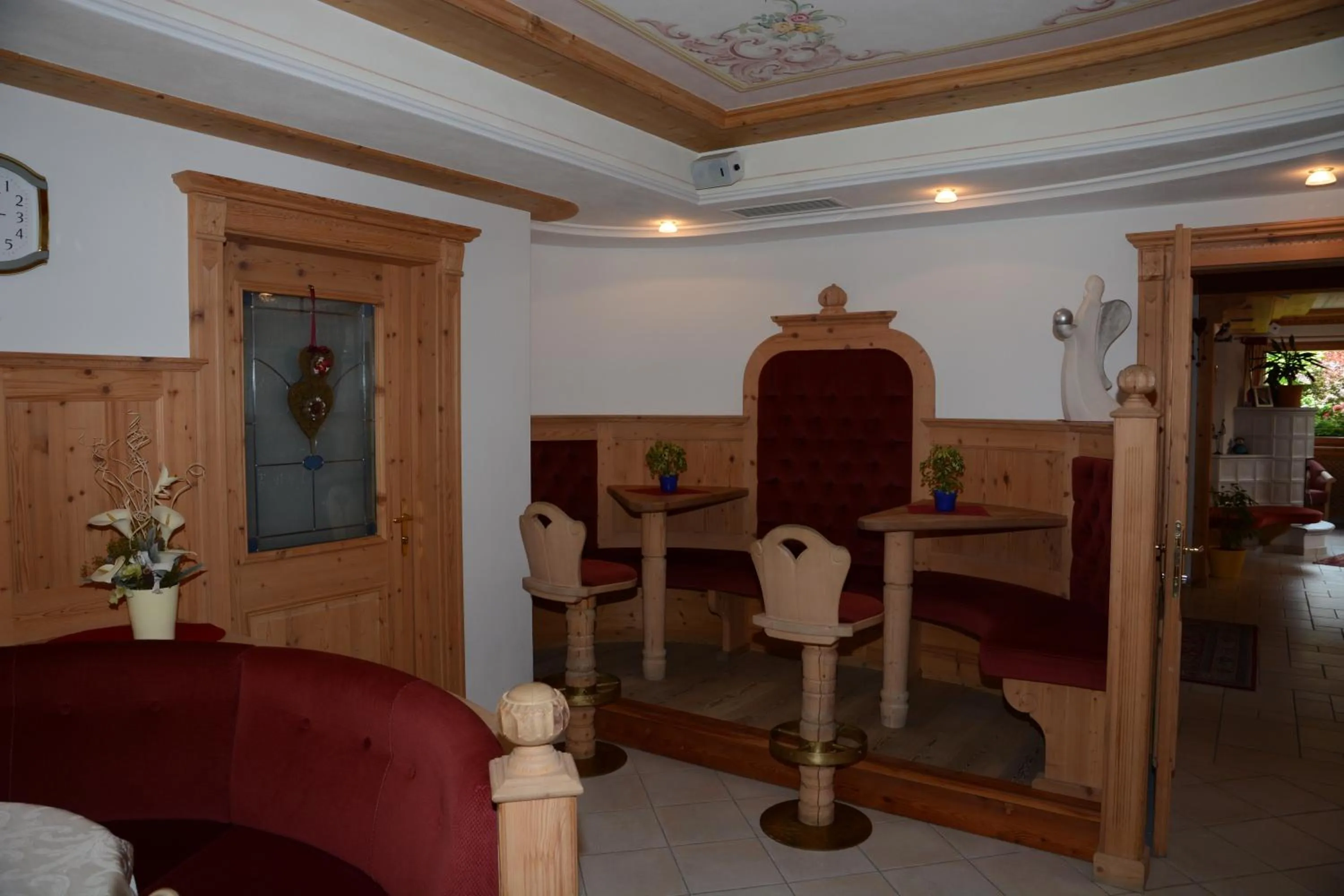 Communal lounge/ TV room in B&B Hotel Alpenrose Rooms & Apartments