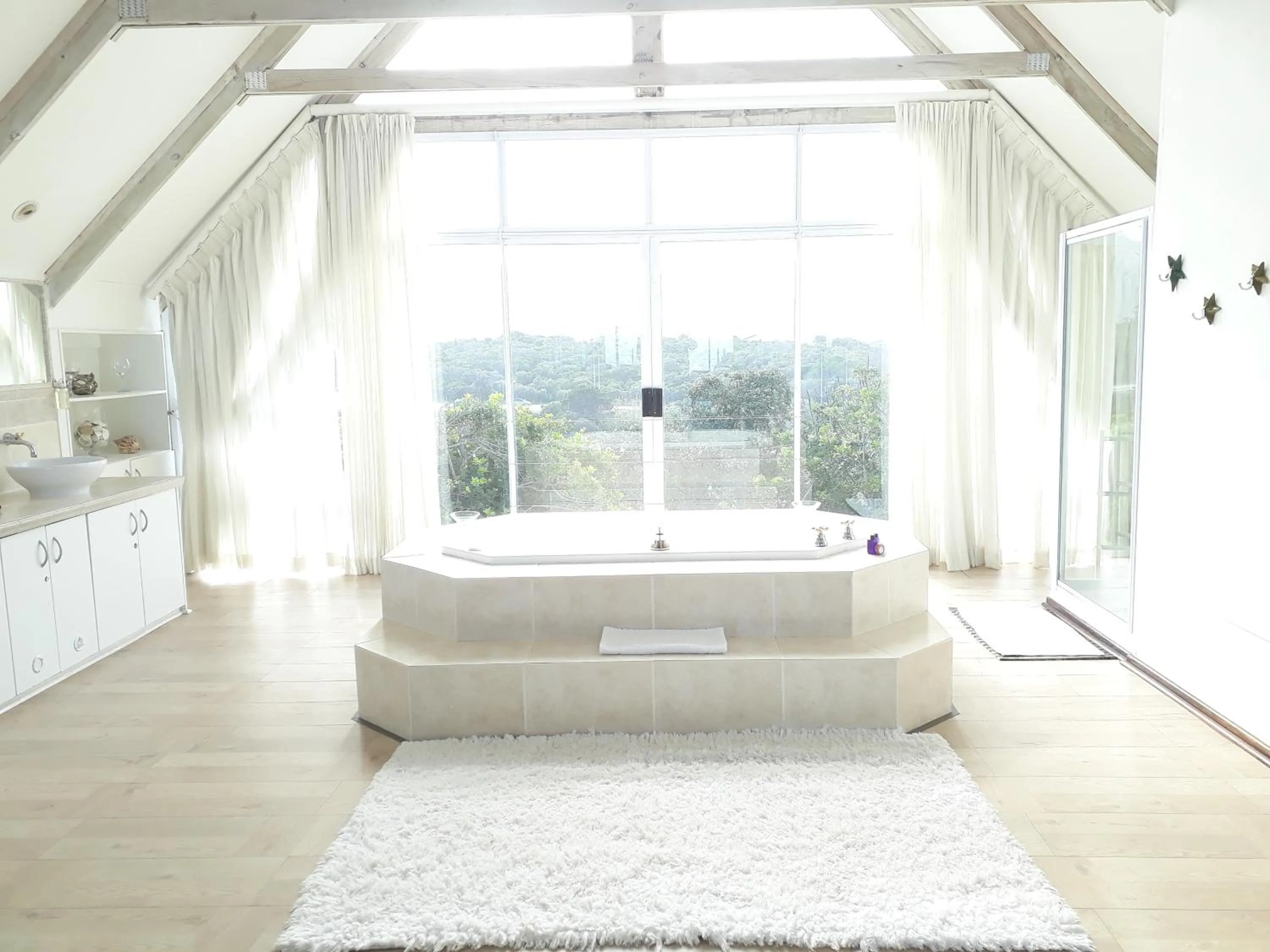 Bath in Whales Way Ocean Retreat