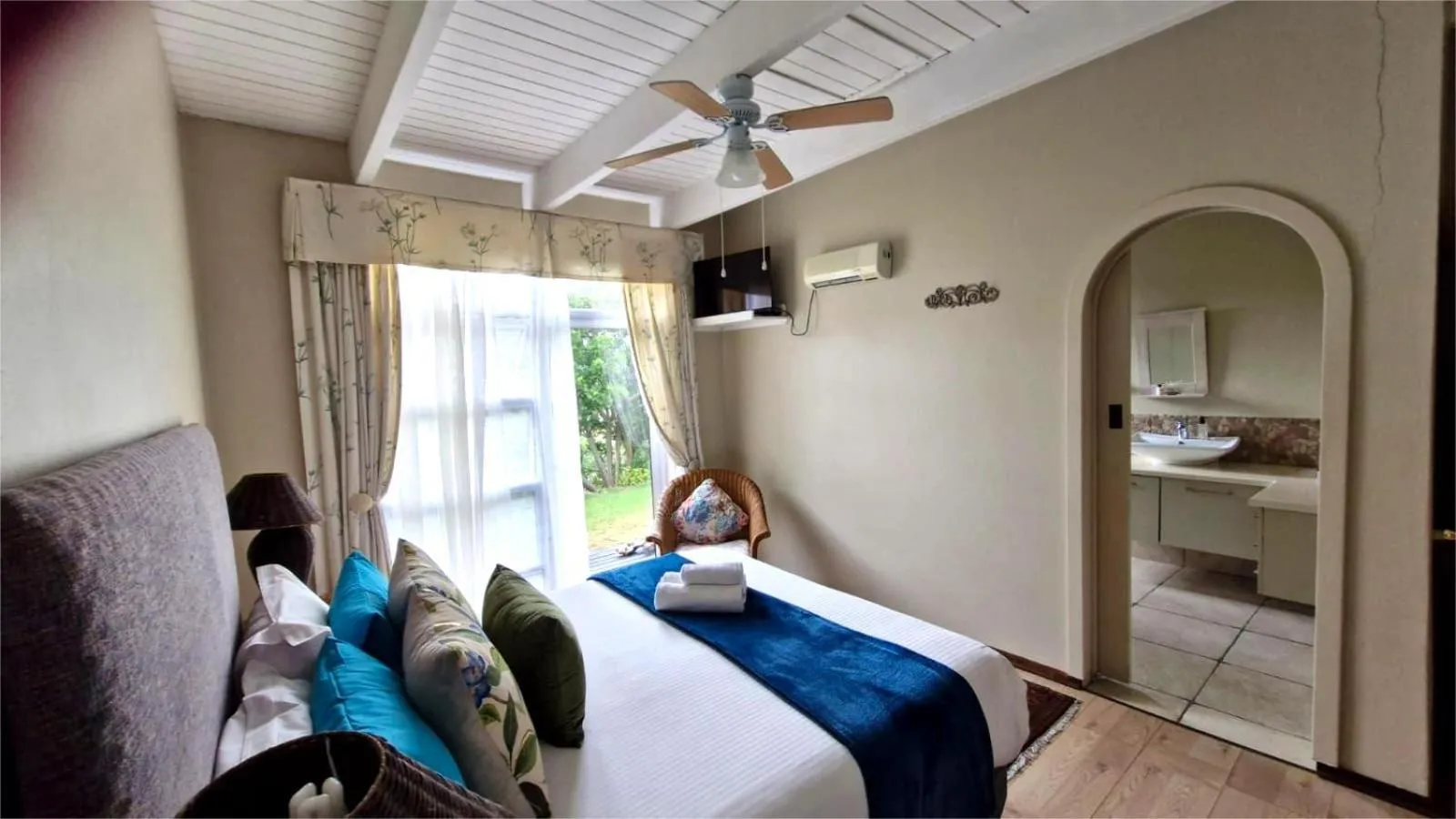 Bedroom, Bed in Whales Way Ocean Retreat