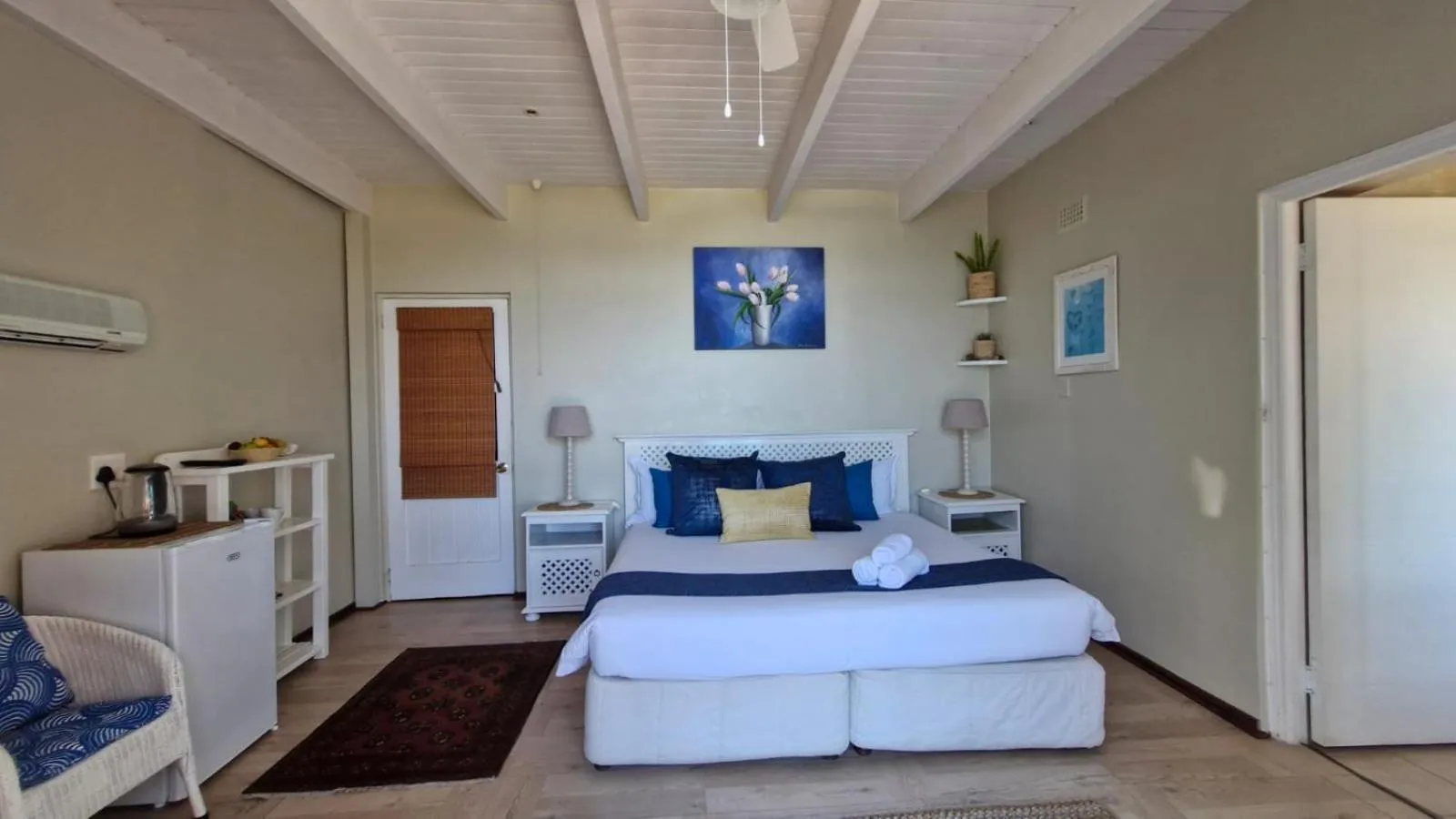 Bedroom, Bed in Whales Way Ocean Retreat