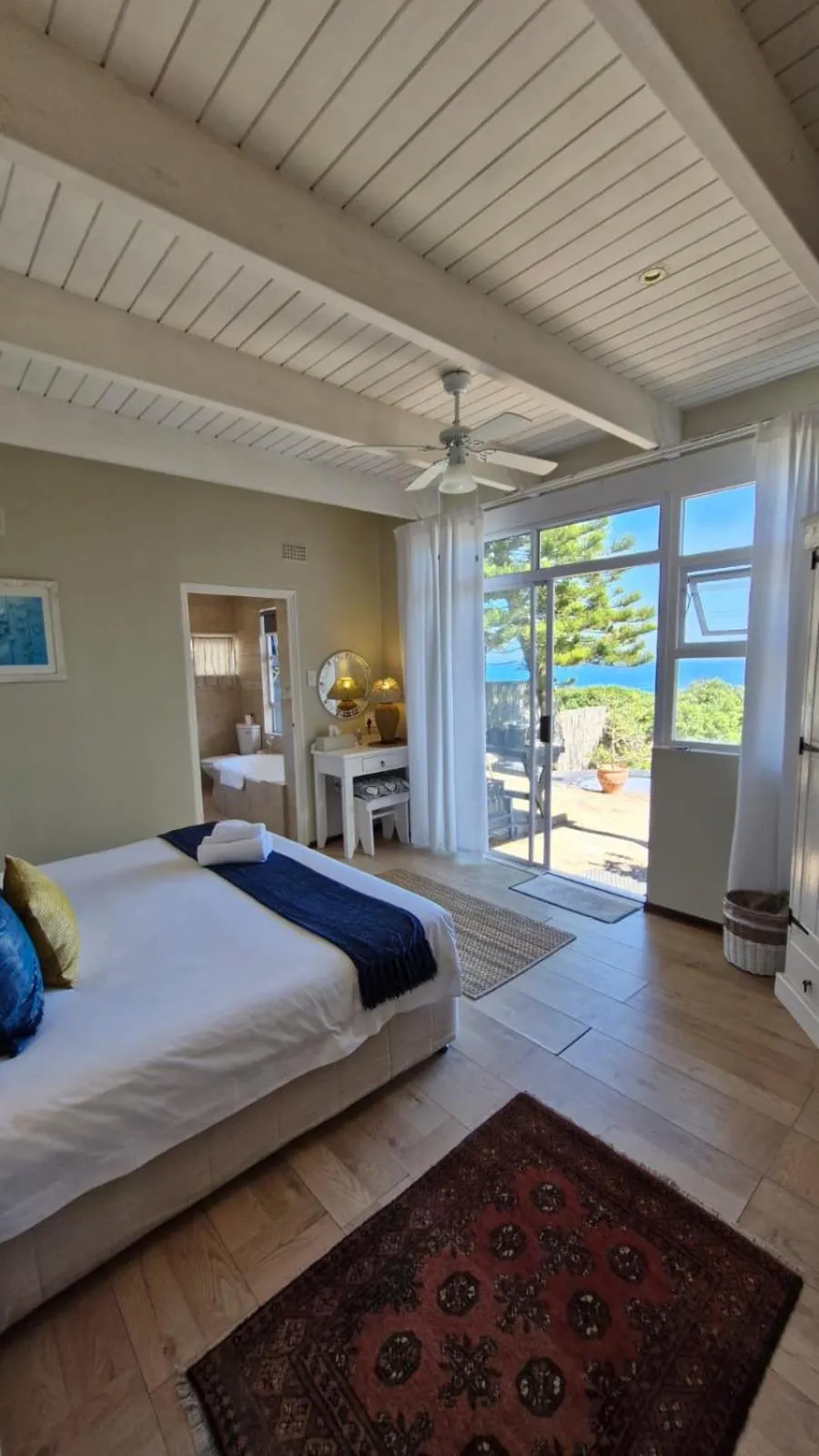 Bedroom, Bed in Whales Way Ocean Retreat