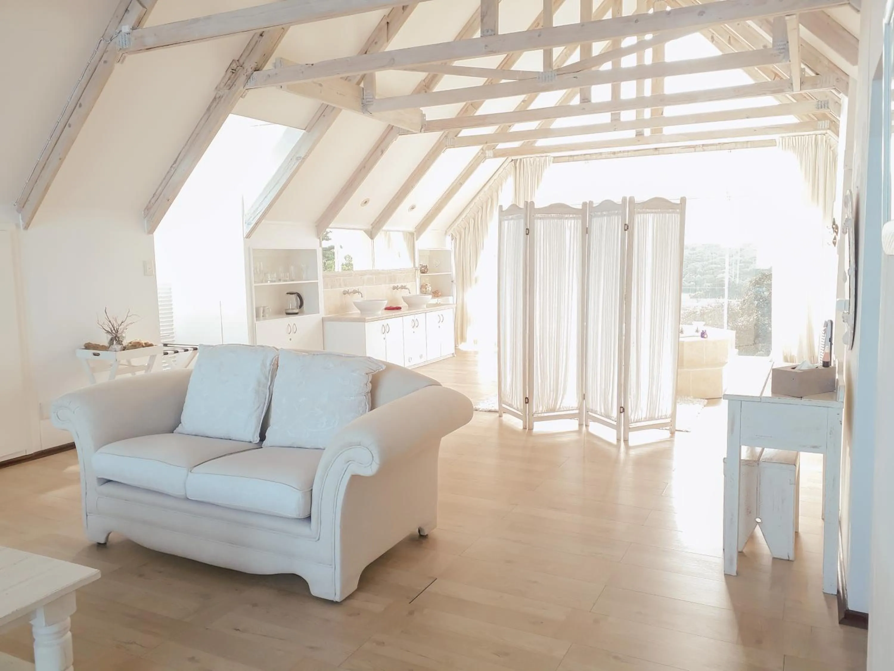 Seating area, Bed in Whales Way Ocean Retreat