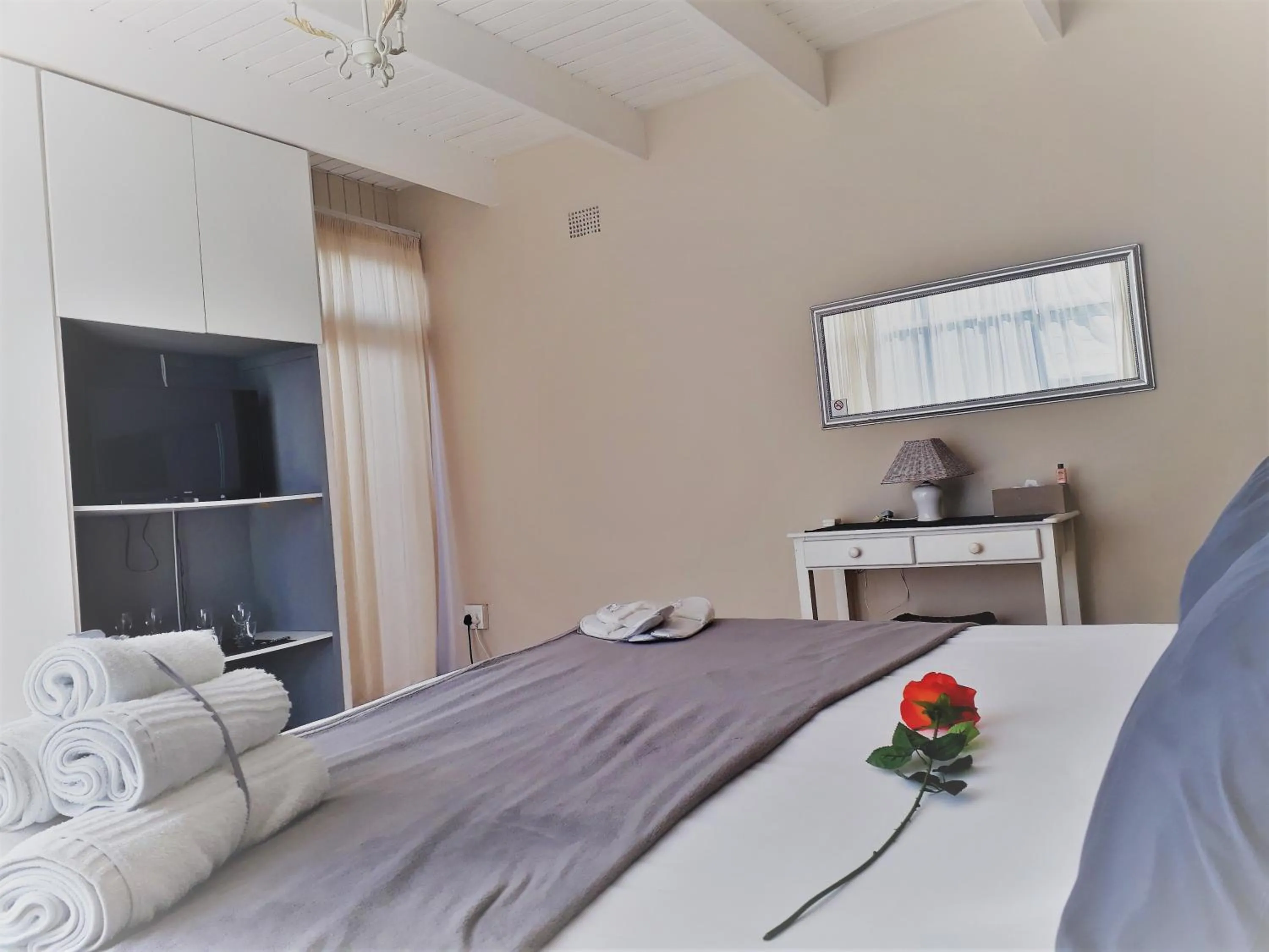 Photo of the whole room, Bed in Whales Way Ocean Retreat