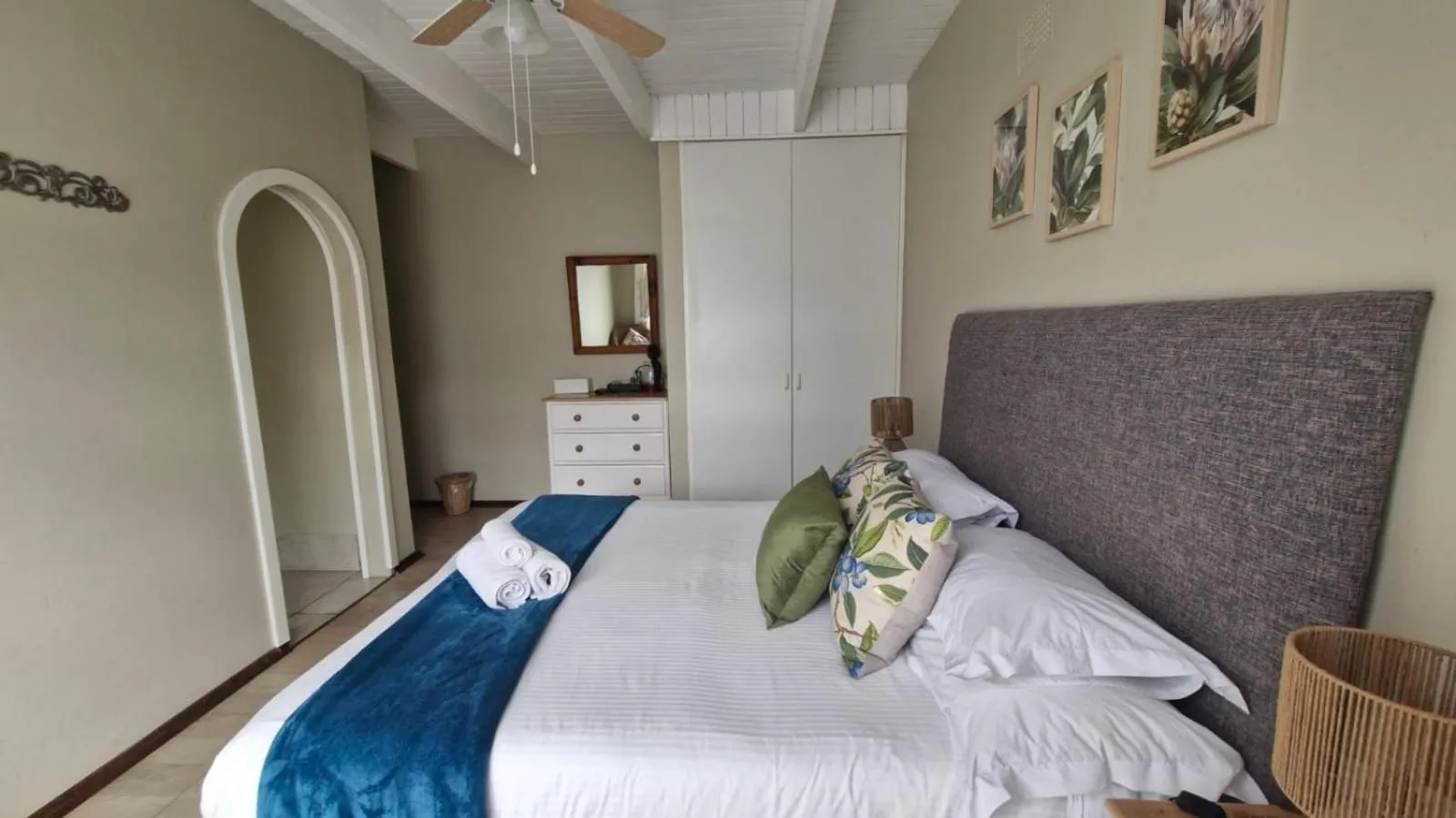 Bedroom, Bed in Whales Way Ocean Retreat
