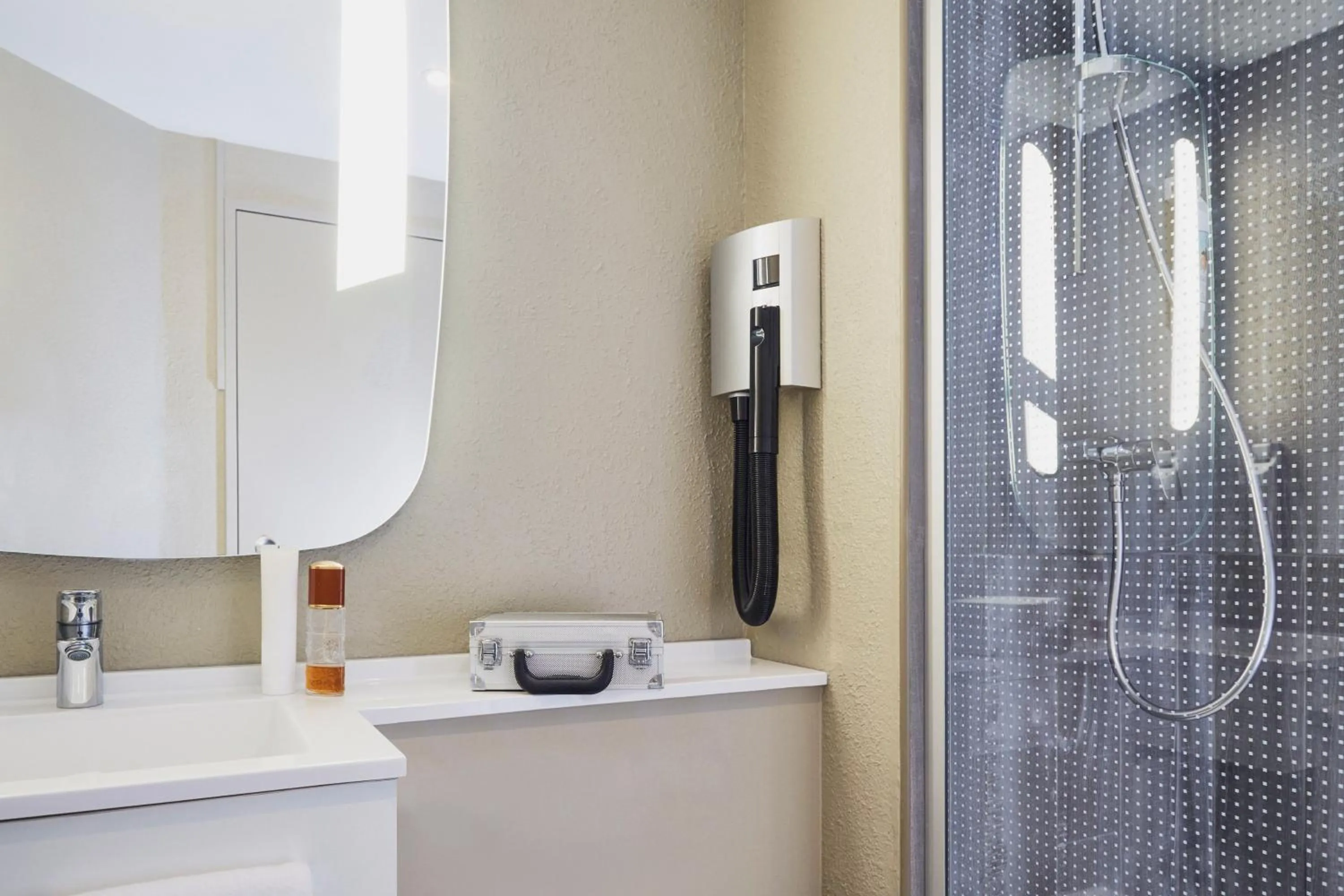 Bathroom in ibis Toulon La Seyne sur Mer