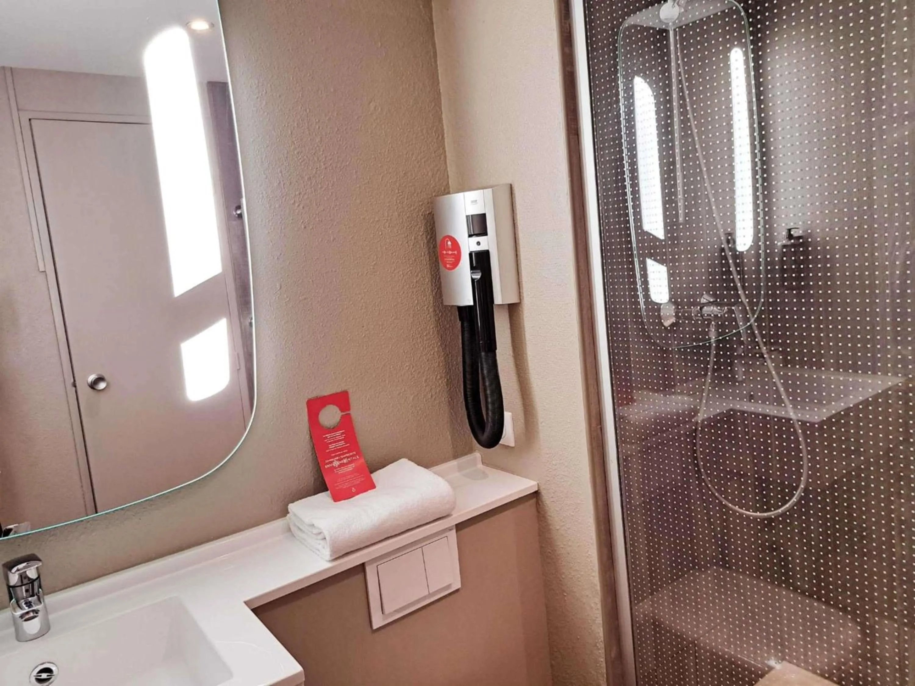 Bedroom in ibis Toulon La Seyne sur Mer