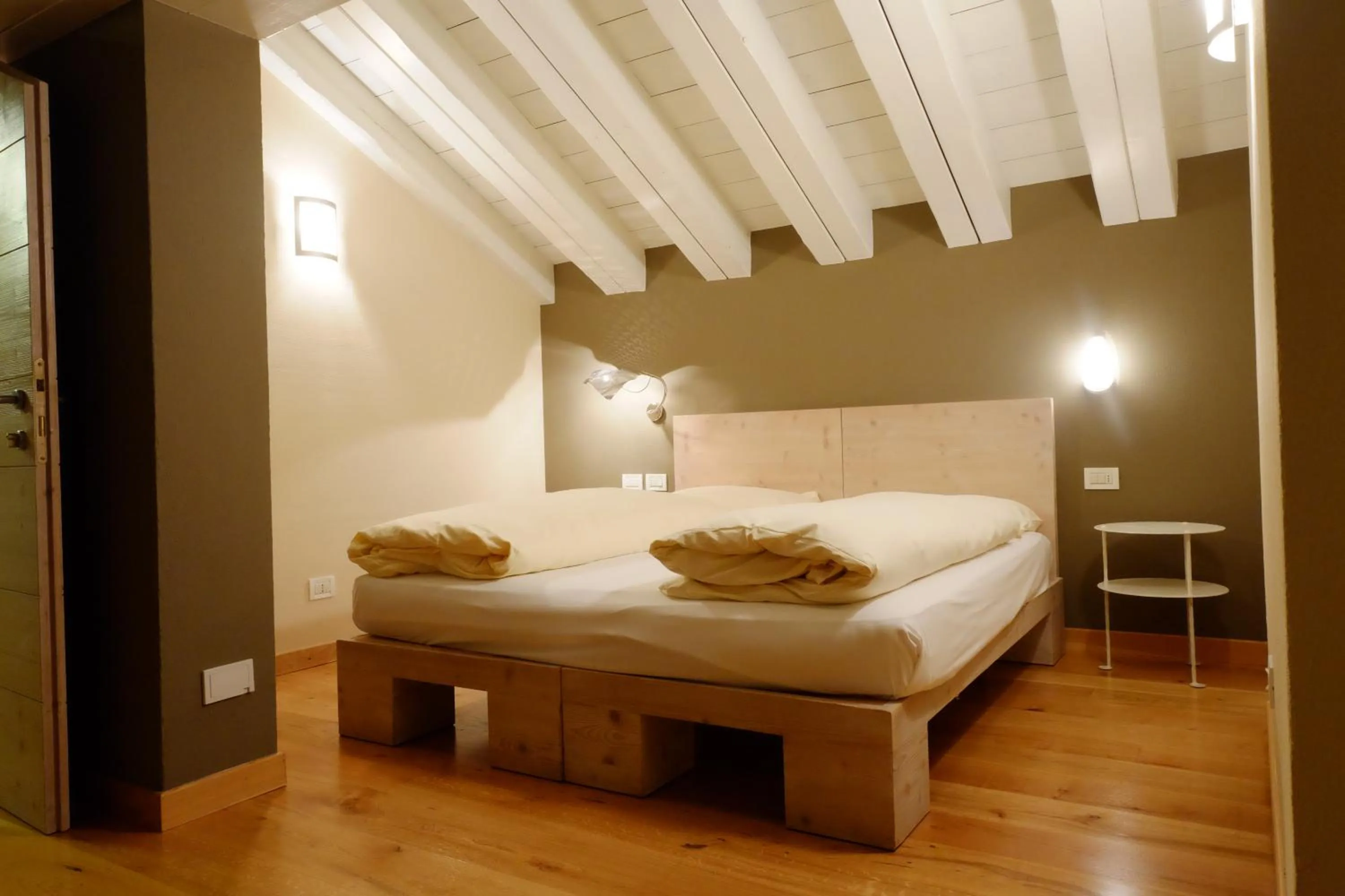 Photo of the whole room, Bed in Chalet C'Est La Vie