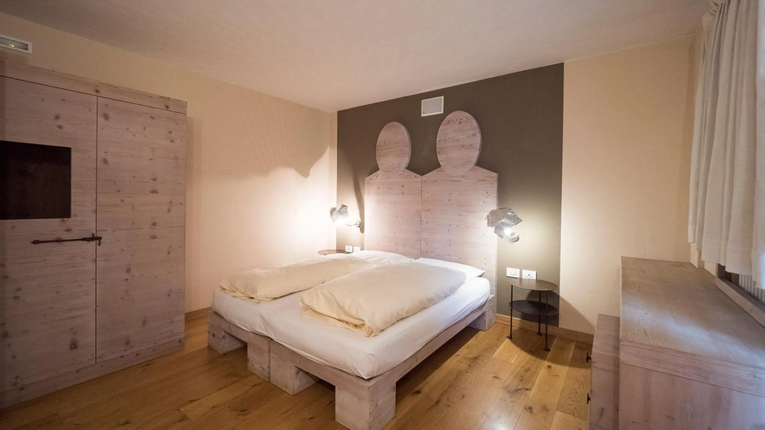 Photo of the whole room, Bed in Chalet C'Est La Vie