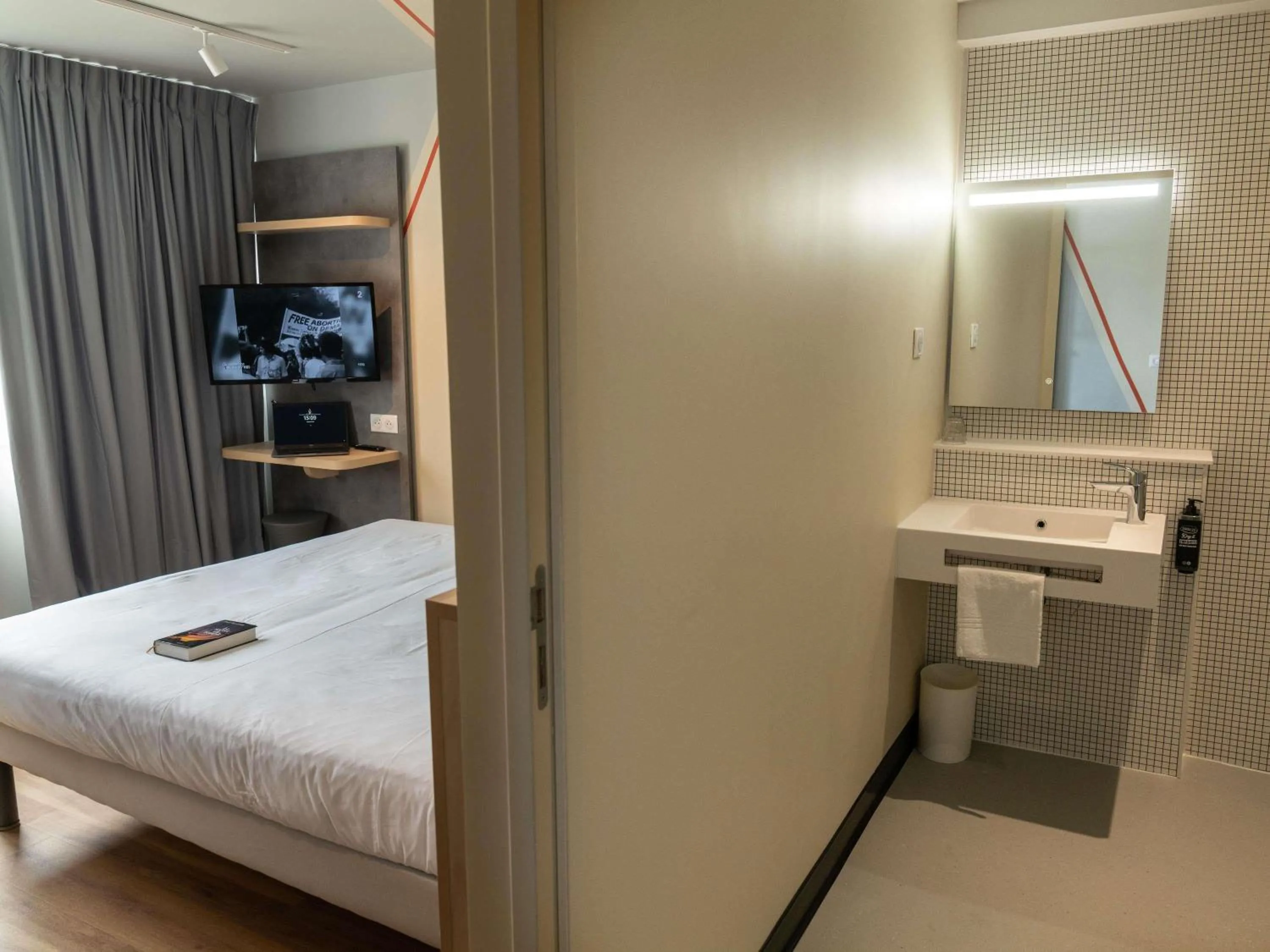 Bedroom, Bed in Ibis Budget Saint Malo Centre