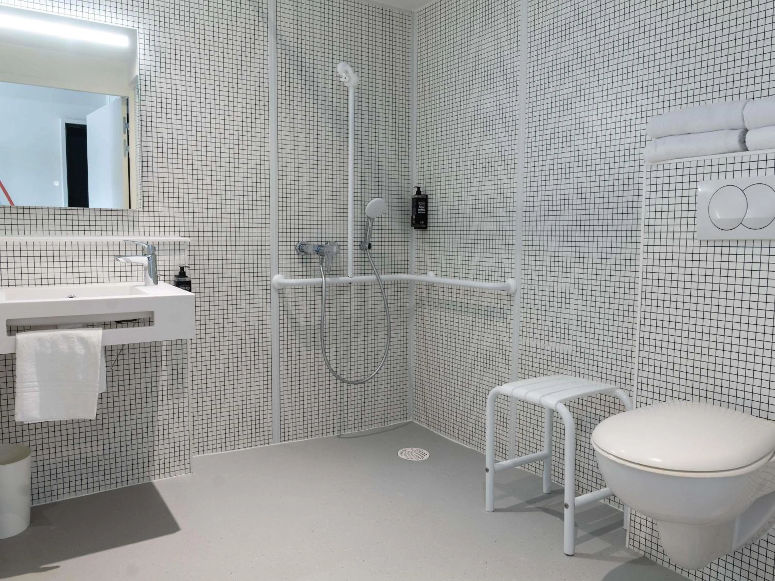 Bedroom in Ibis Budget Saint Malo Centre