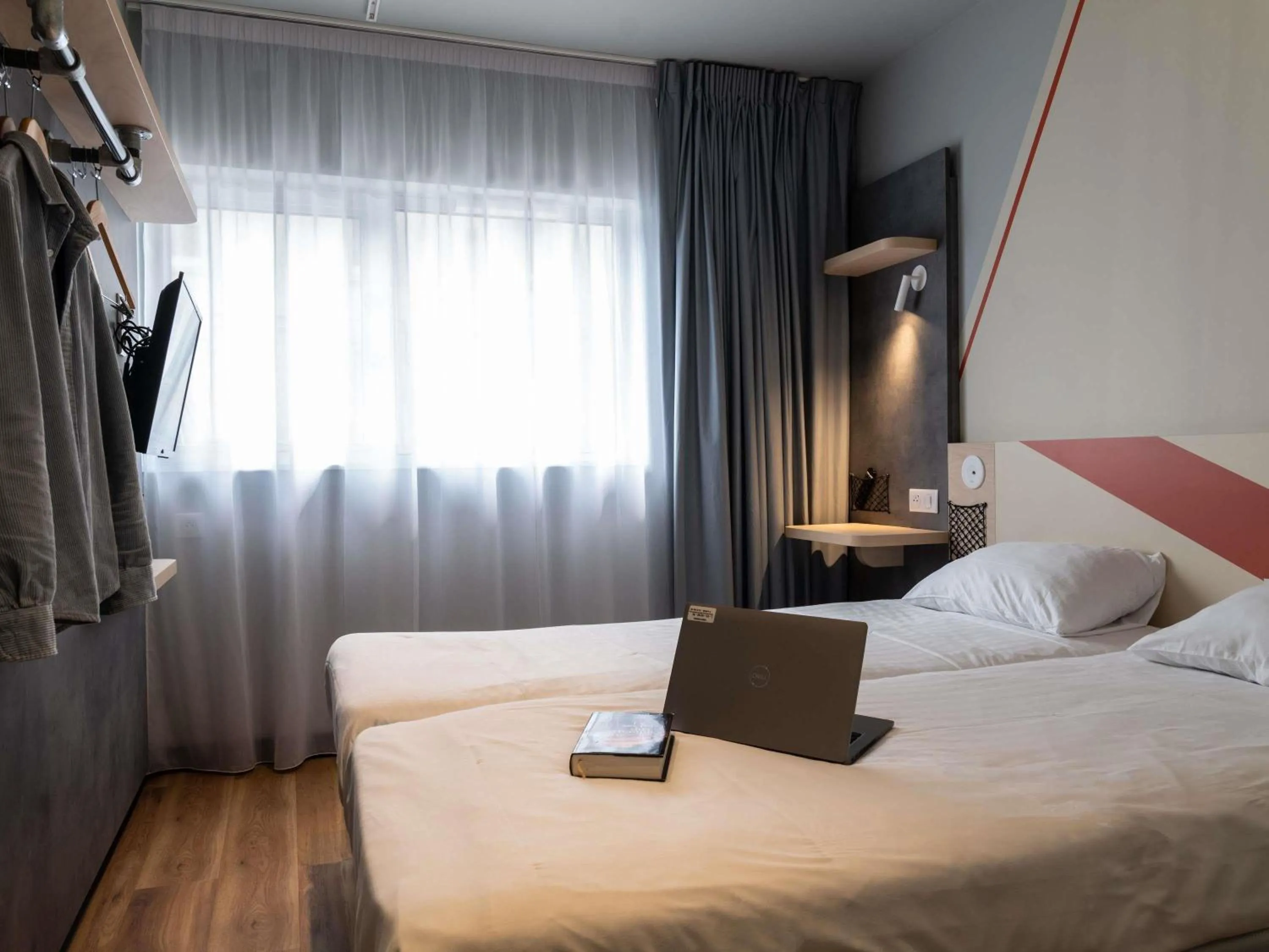 Bedroom, Bed in Ibis Budget Saint Malo Centre