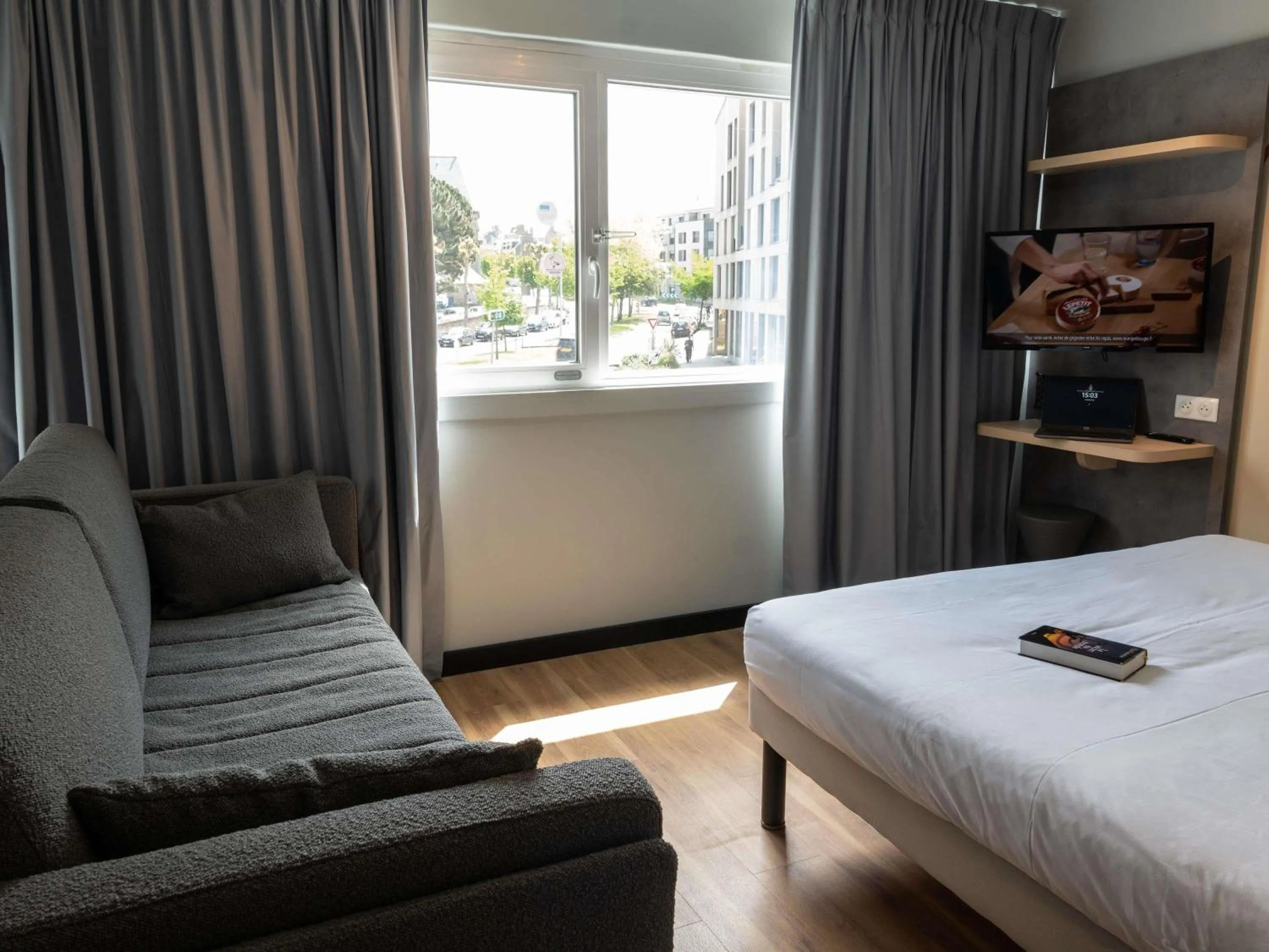Bedroom, Bed in Ibis Budget Saint Malo Centre