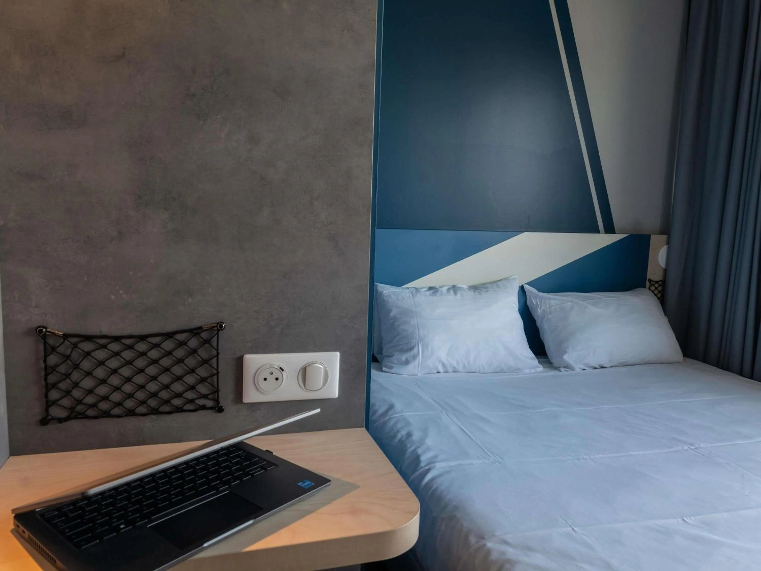 Bedroom, Bed in Ibis Budget Saint Malo Centre