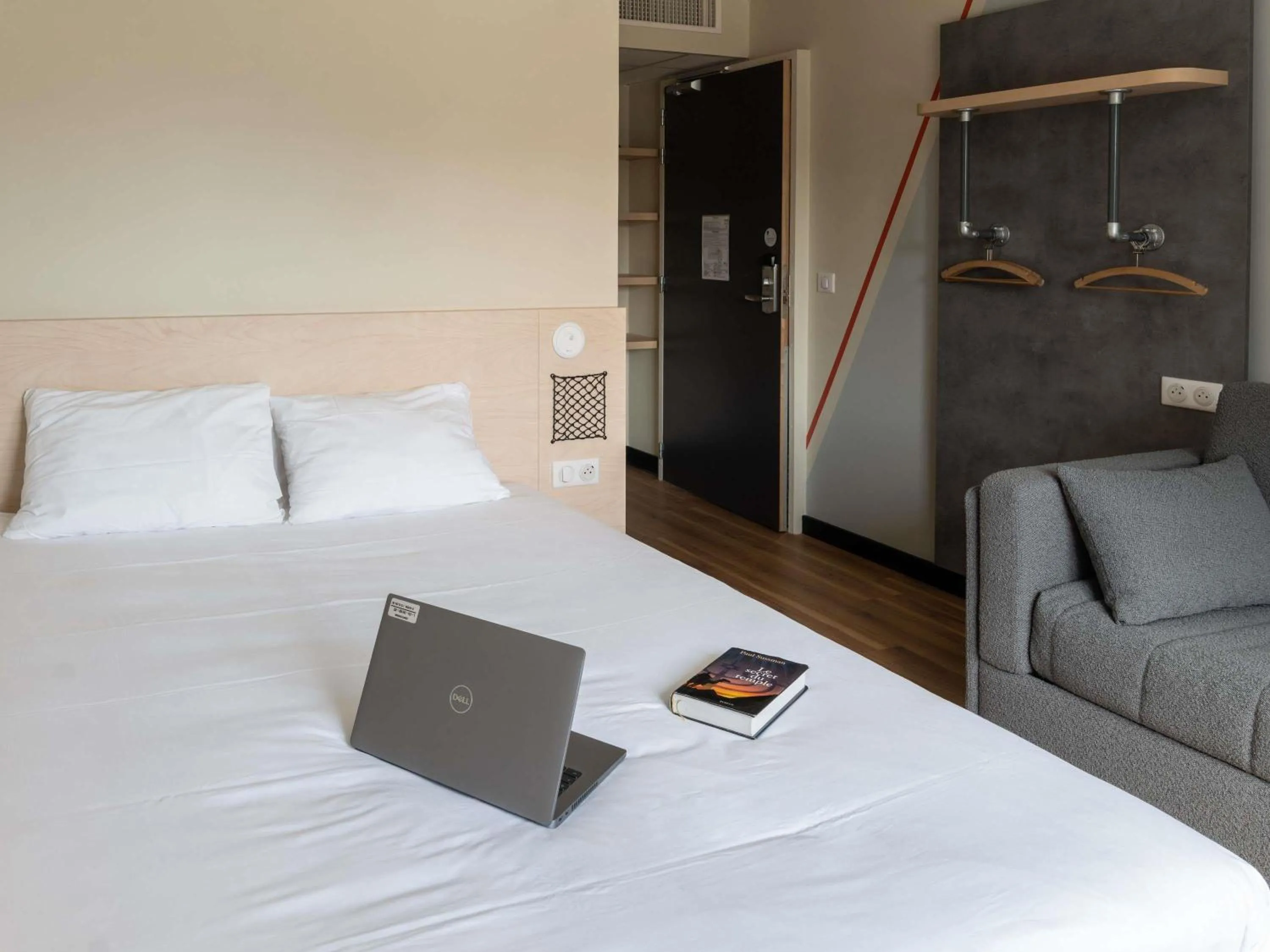 Bedroom, Bed in Ibis Budget Saint Malo Centre