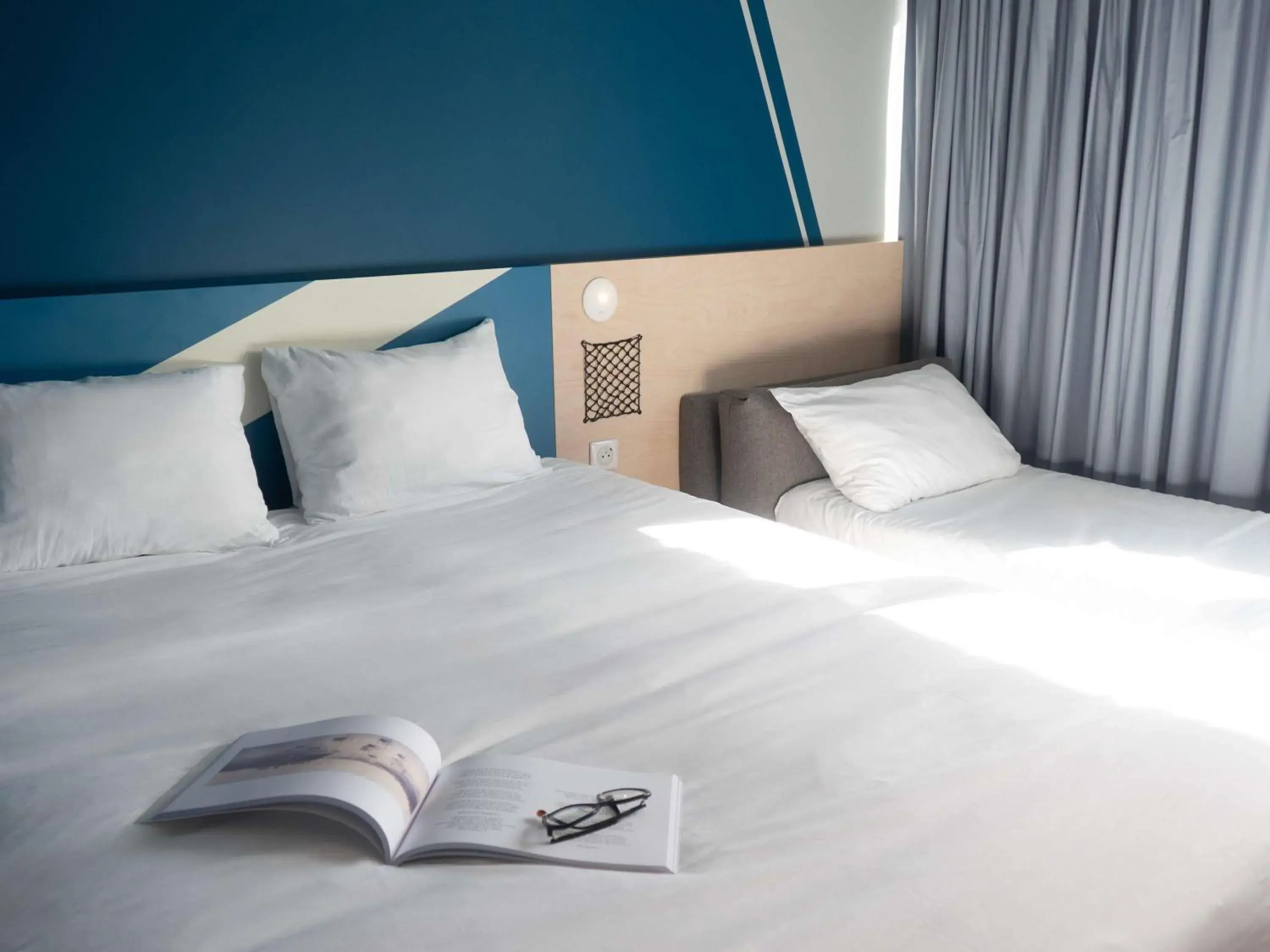 Standard Double Room with One Double Bed and Sofa in Ibis Budget Saint Malo Centre Standard Double Room with One Double Bed and Sofa in Ibis Budget Saint Malo Centre