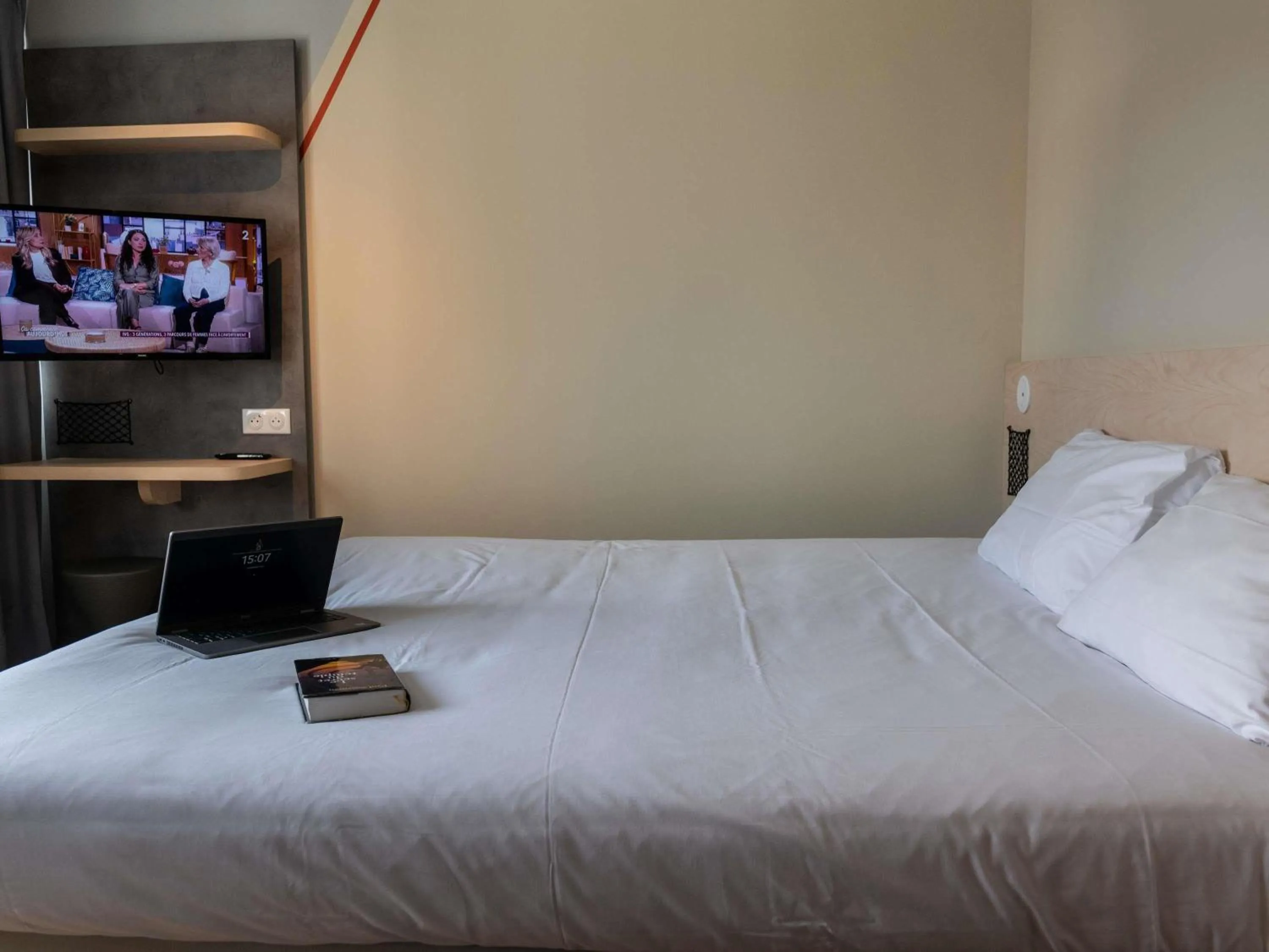 Bedroom, Bed in Ibis Budget Saint Malo Centre