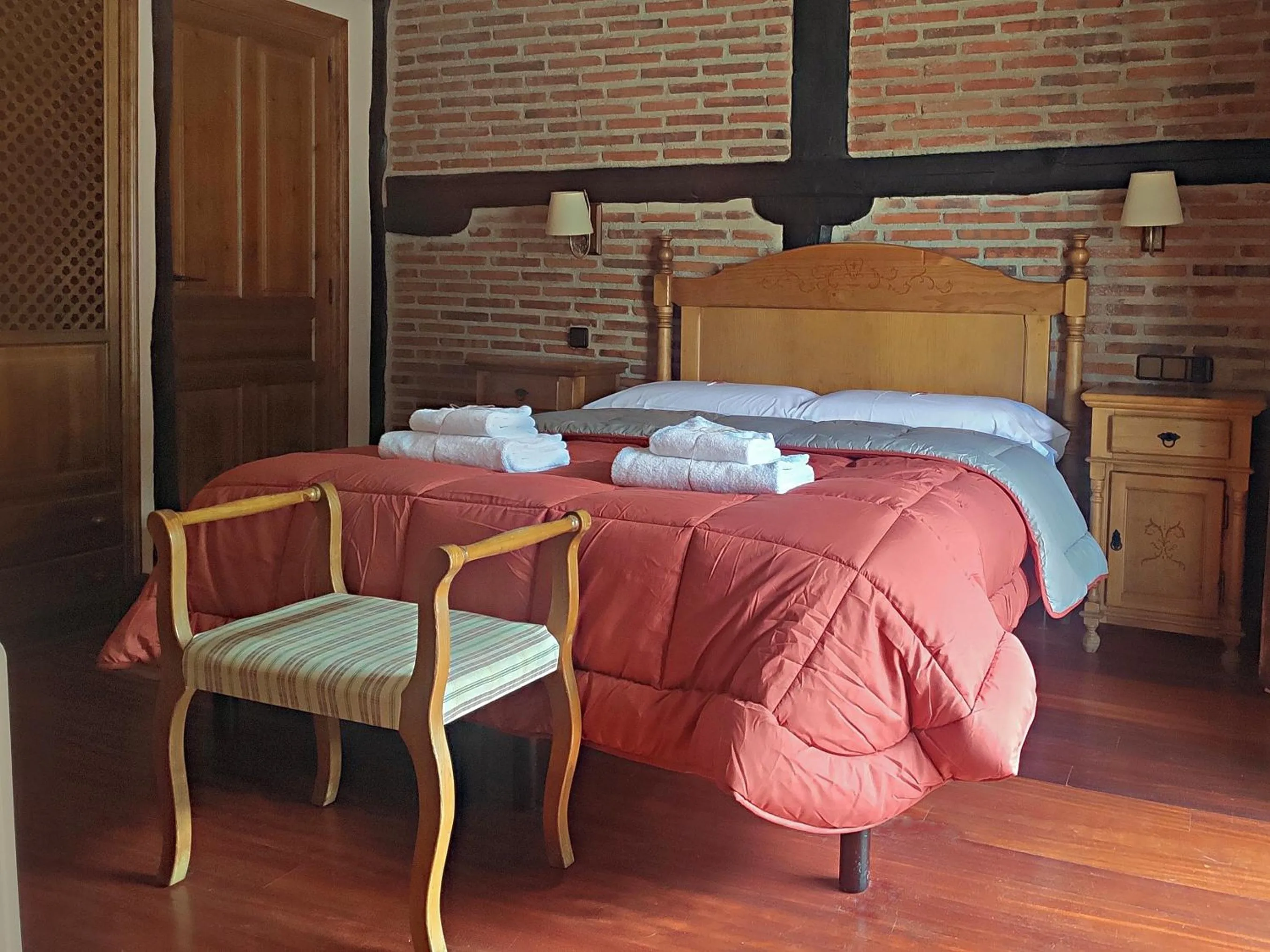 Queen Room with Balcony in Posada de Candelario