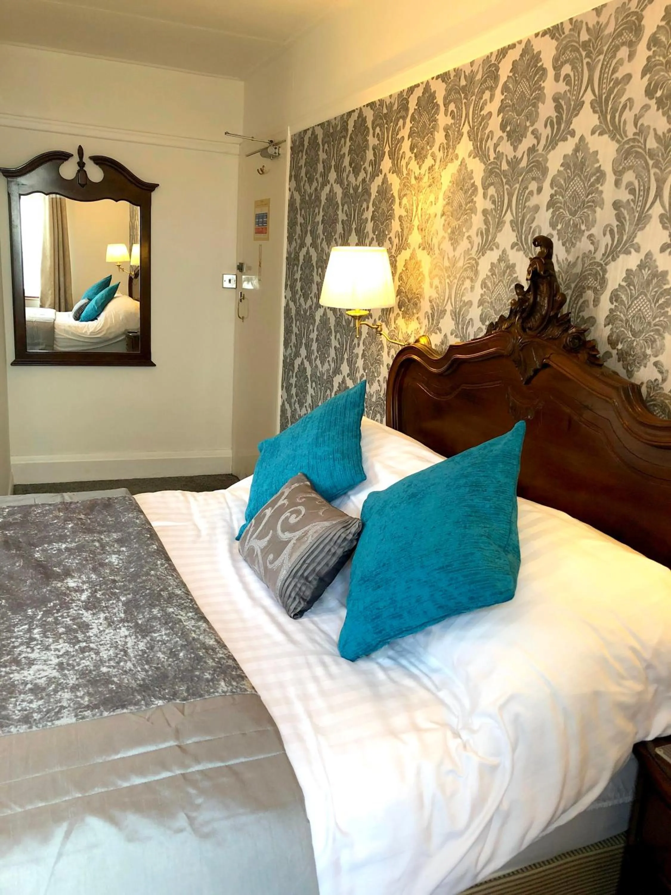 Bedroom, Bed in The North Cliff Hotel