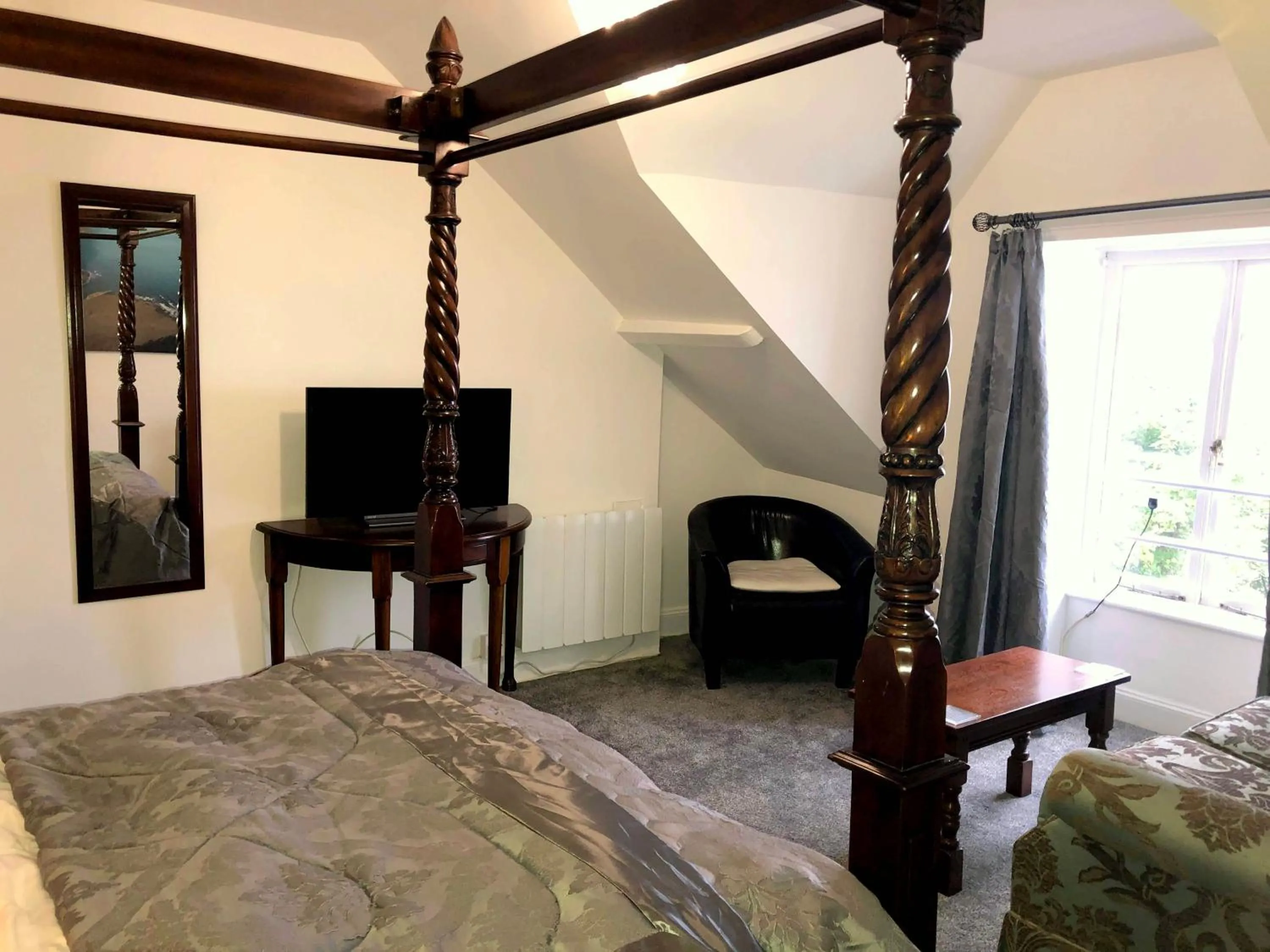 Bedroom, Bed in The North Cliff Hotel