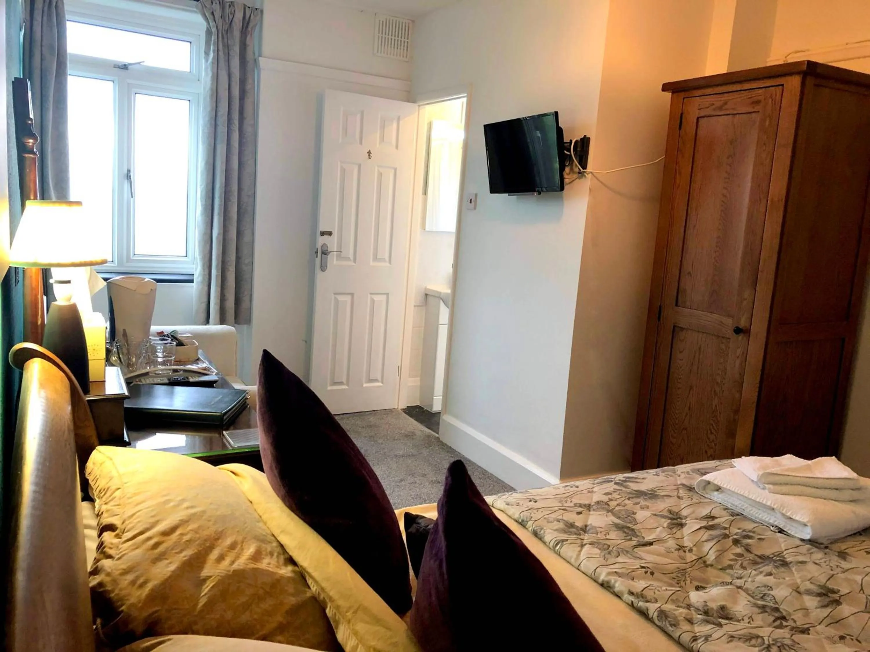 Bedroom, Bed in The North Cliff Hotel