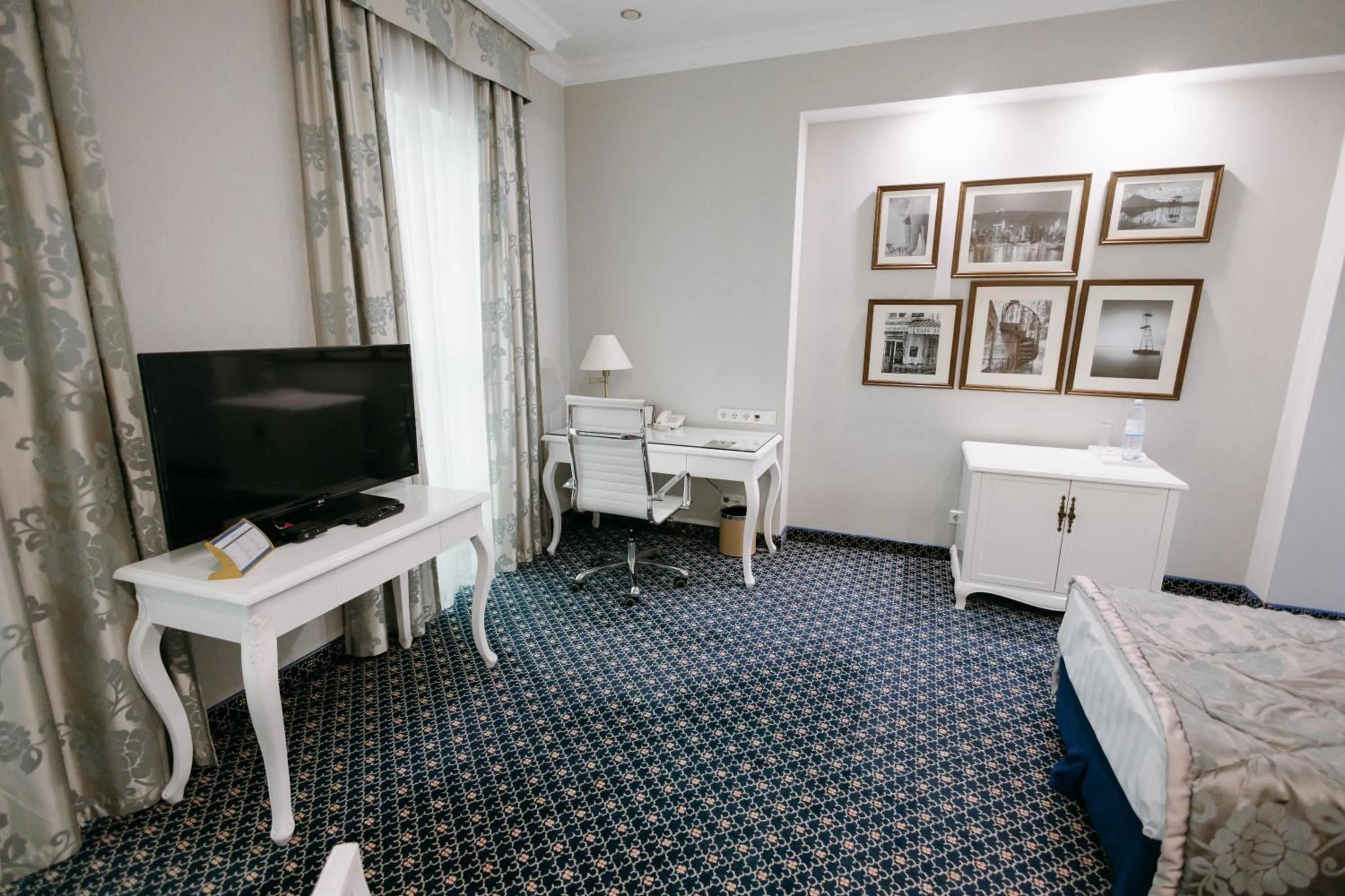 TV and multimedia, Bed in Kazzhol Hotel Astana