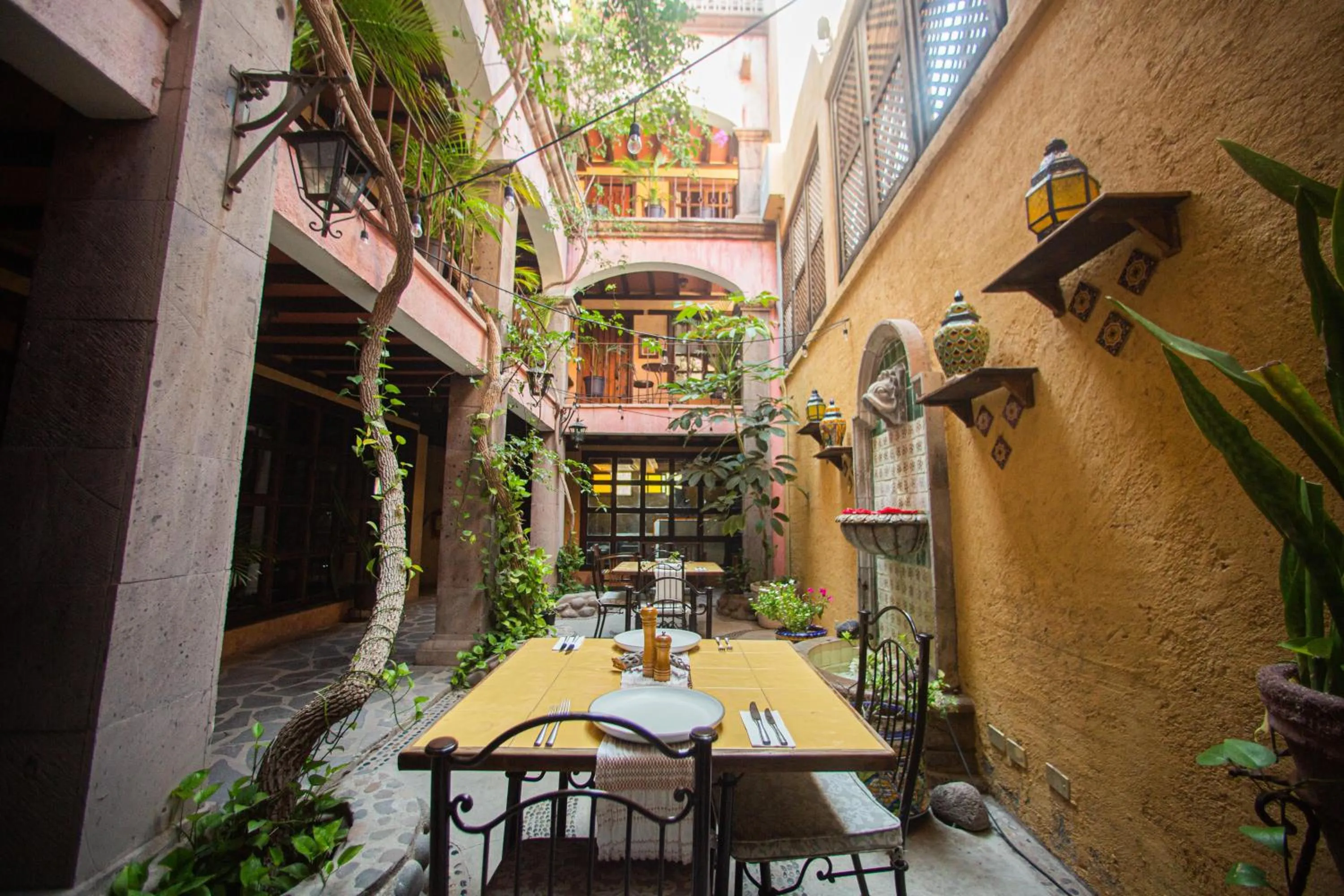 Restaurant/places to eat in Hotel Boutique Posada De Las Flores Loreto