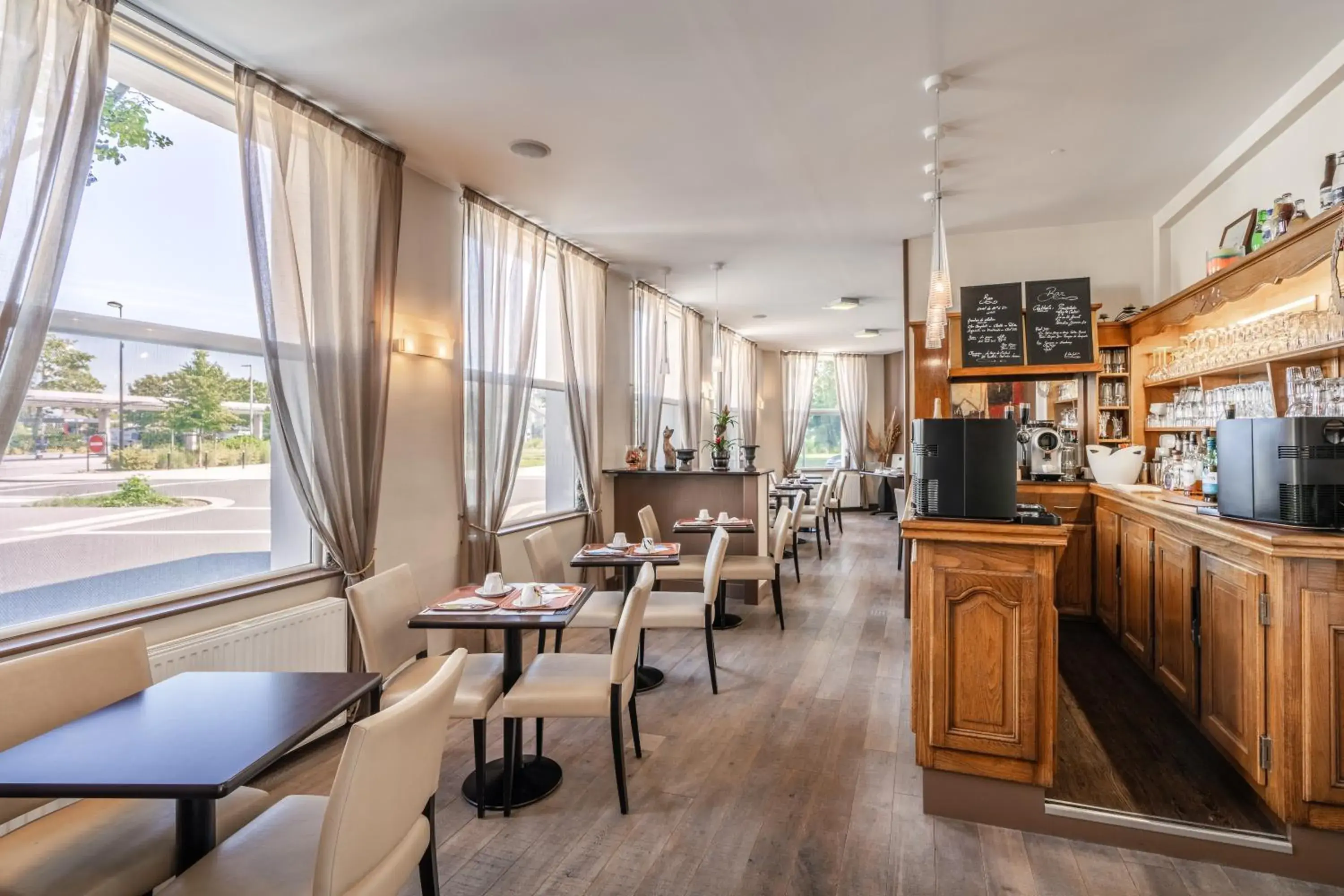 Lounge or bar in Hotel des Ducs Lounge or bar in Hotel des Ducs