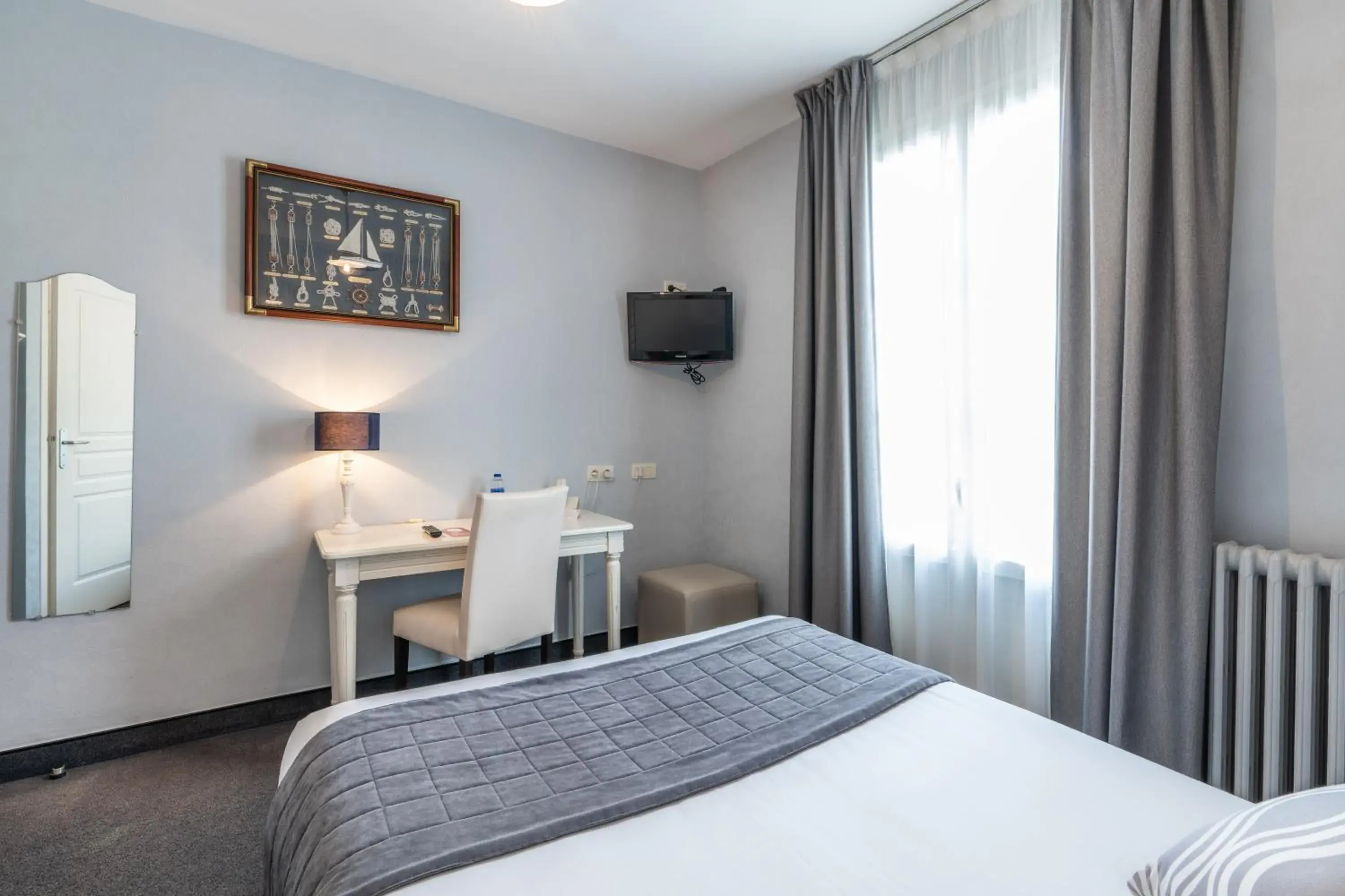 Bedroom, Bed in Hotel des Ducs Bedroom, Bed in Hotel des Ducs