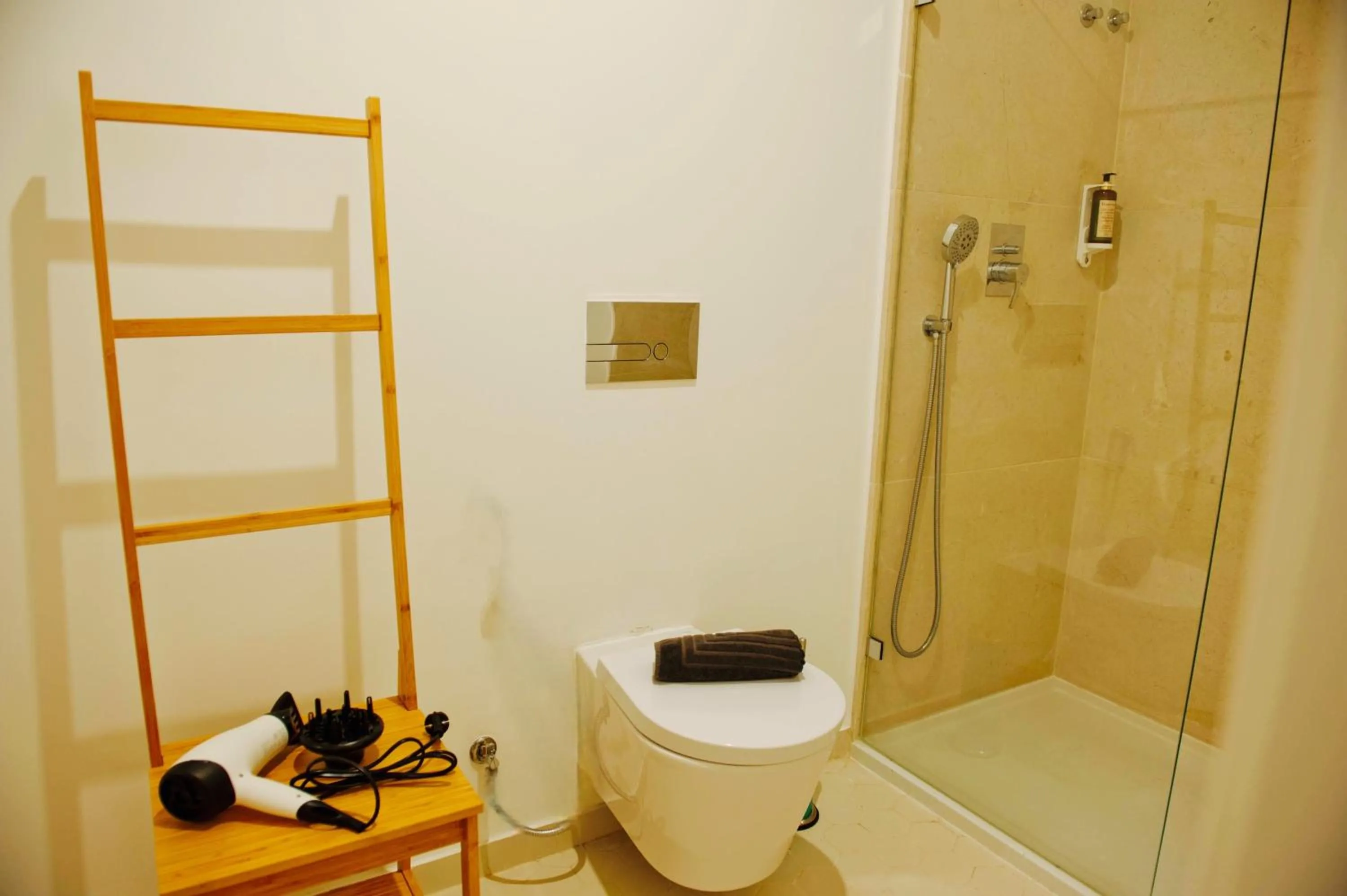 Shower in Beautiful Dreamers - at Avenida CR3D