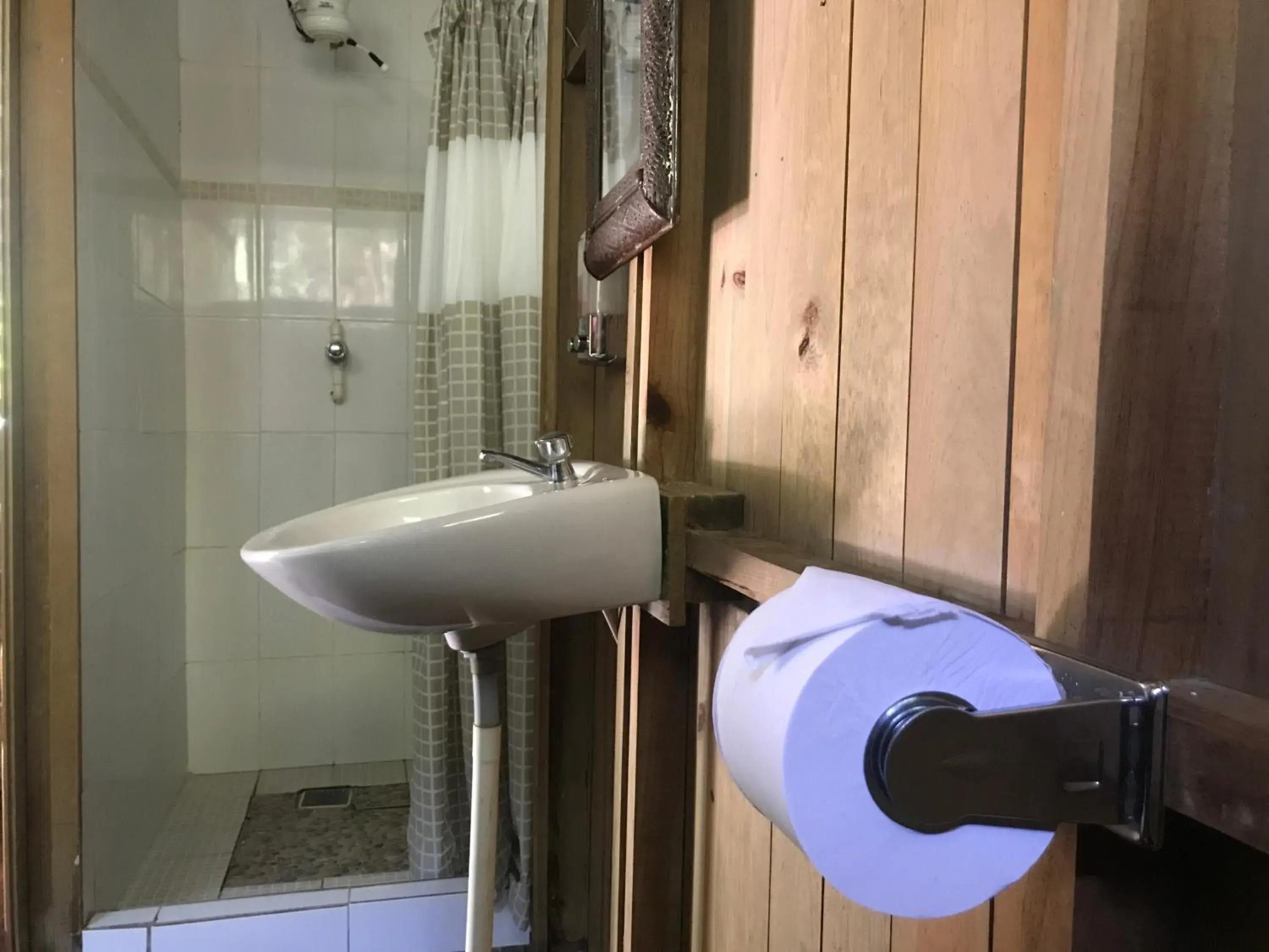 'Family Triple Bed Bungalow with Private Bathroom - single occupancy in Hotel Kangaroo y Restaurante 'Family Triple Bed Bungalow with Private Bathroom - single occupancy in Hotel Kangaroo y Restaurante