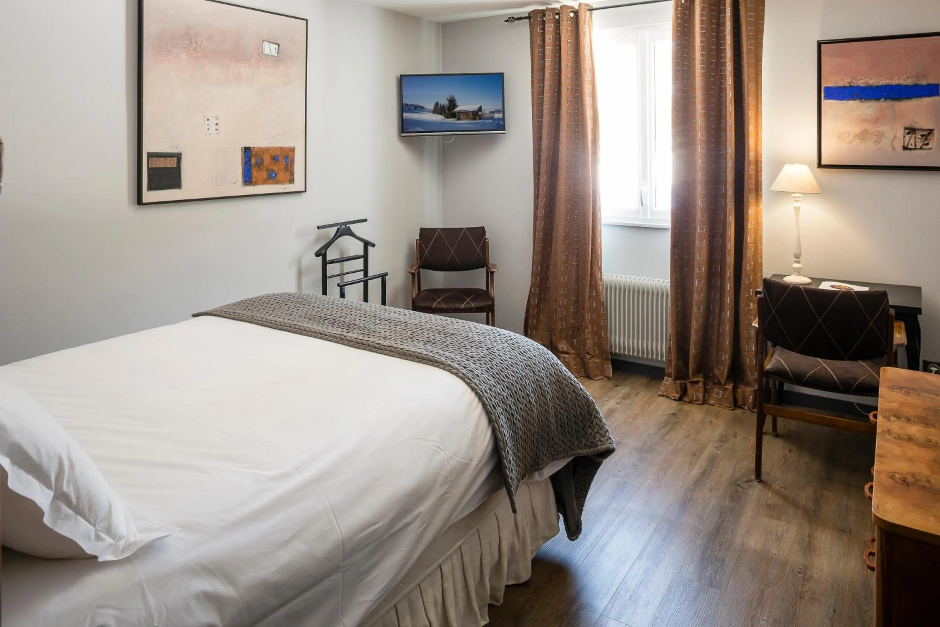 TV and multimedia in Hôtel Le Manoir des Montagnes