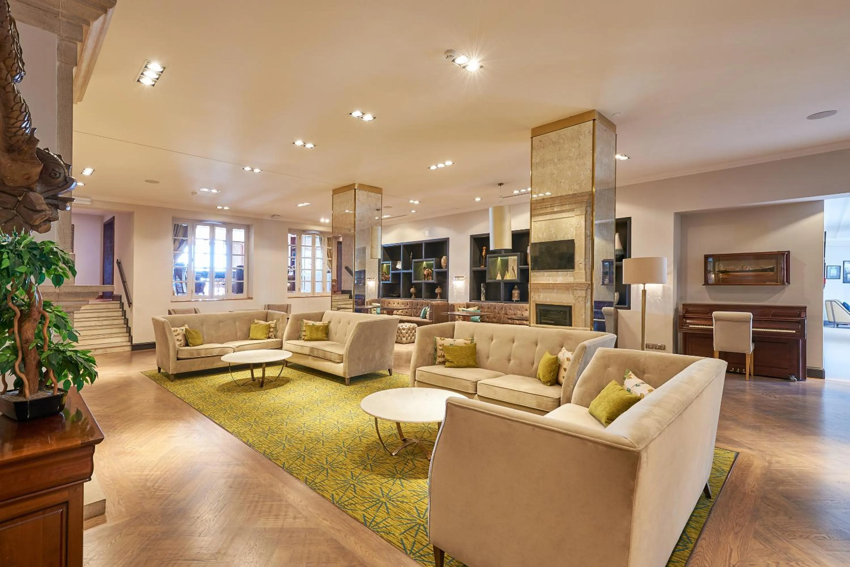 Communal lounge/ TV room in Dona Filipa Hotel