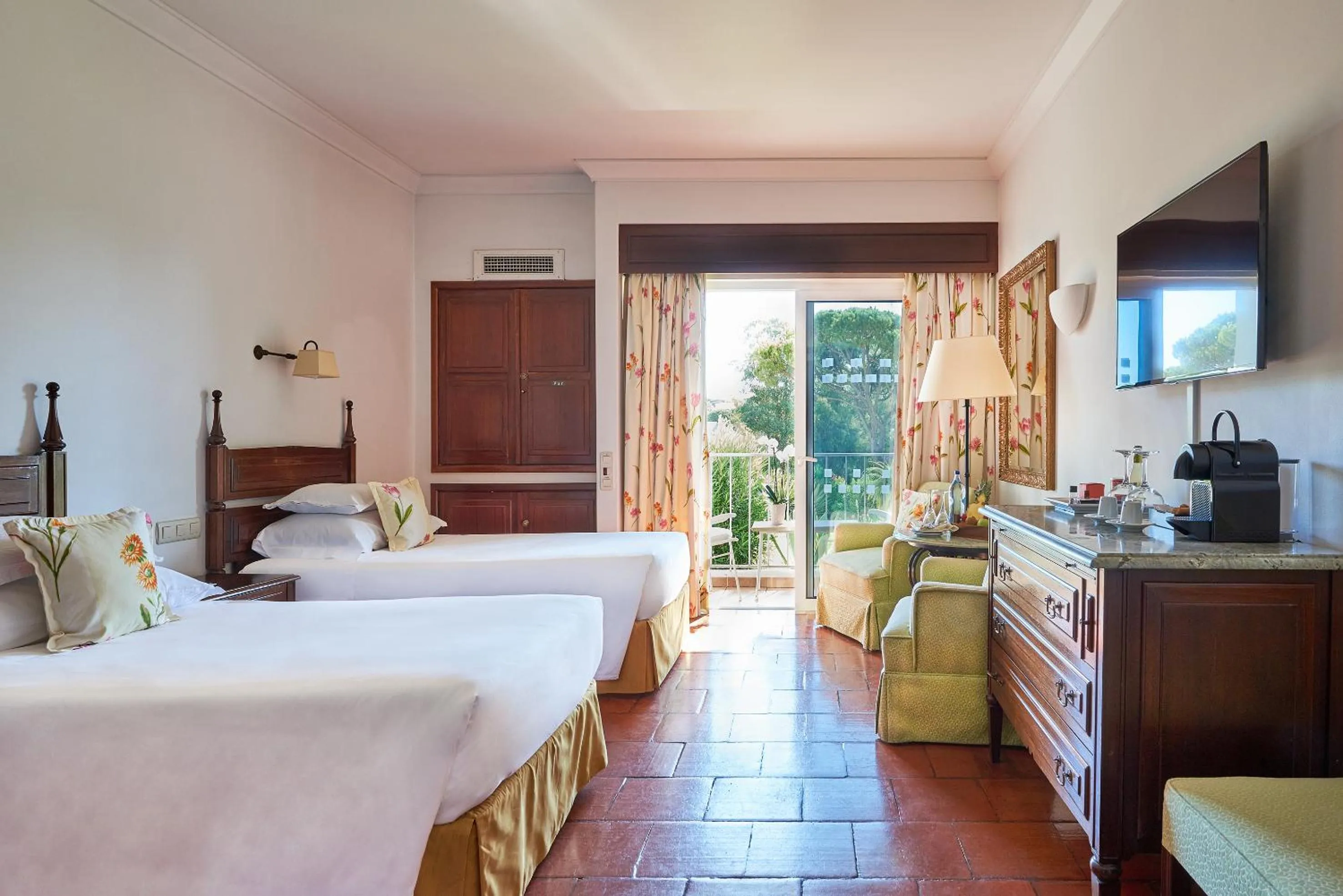 Bedroom, Bed in Dona Filipa Hotel