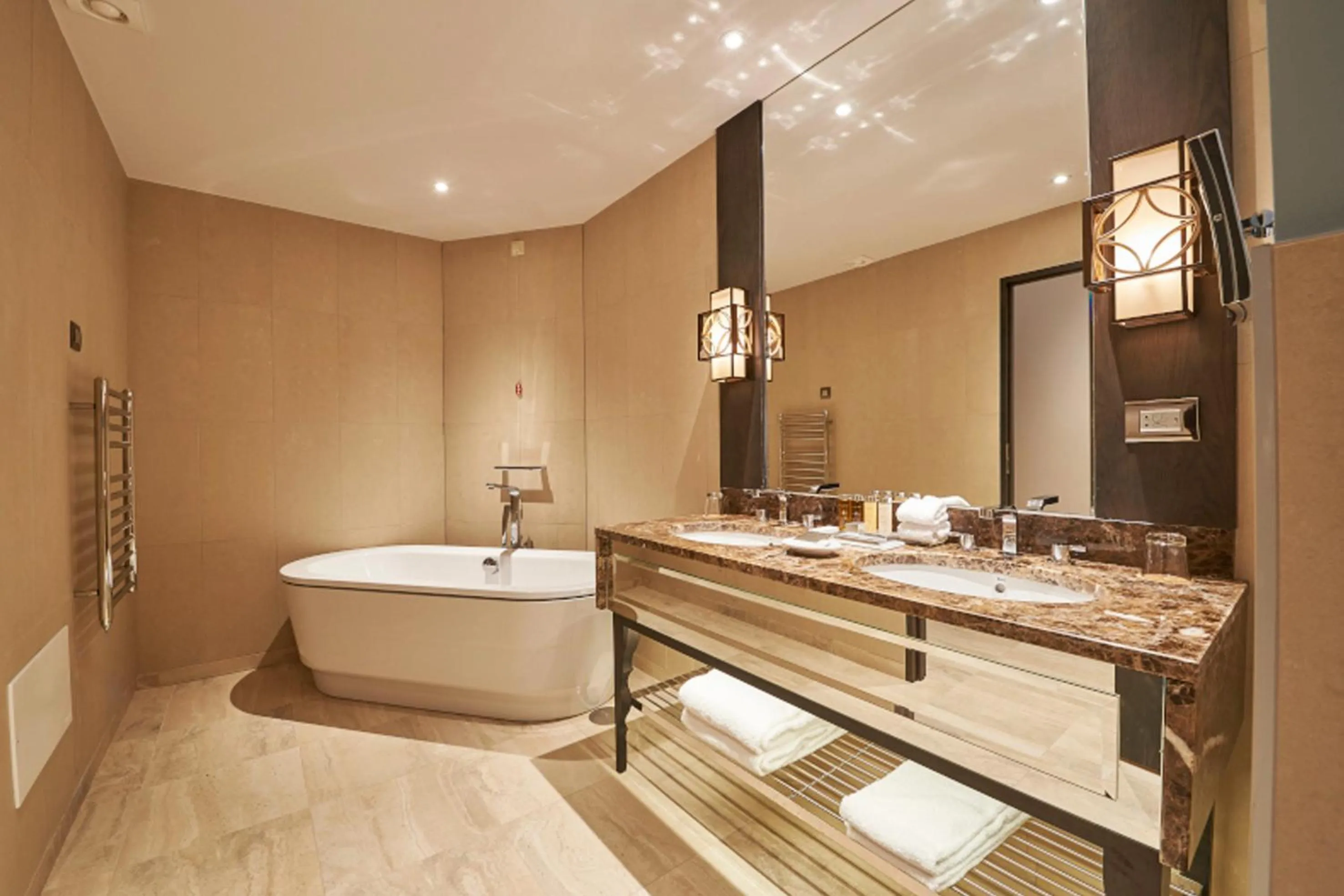 Toilet in Dona Filipa Hotel