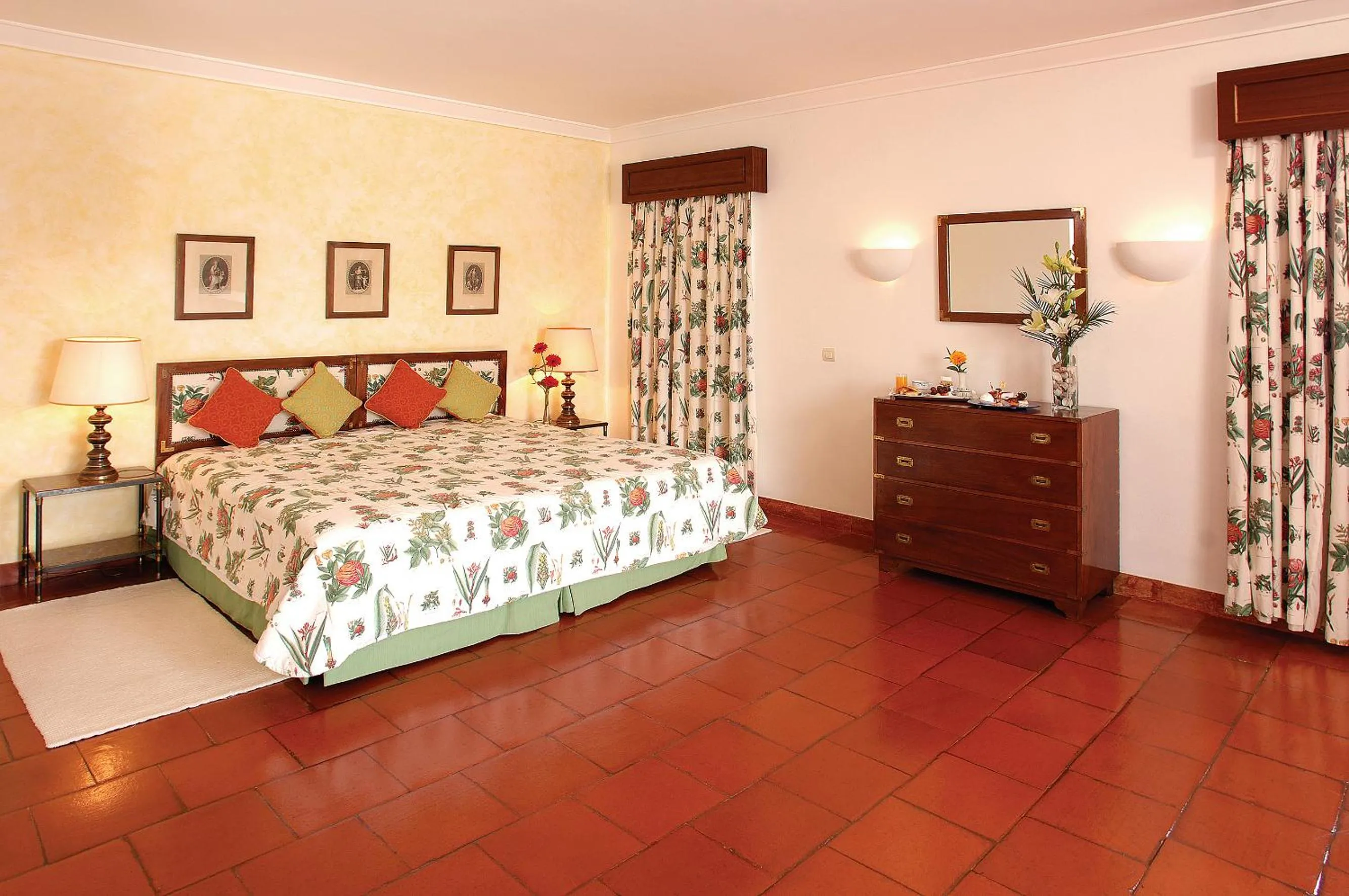 Bedroom, Bed in Dona Filipa Hotel
