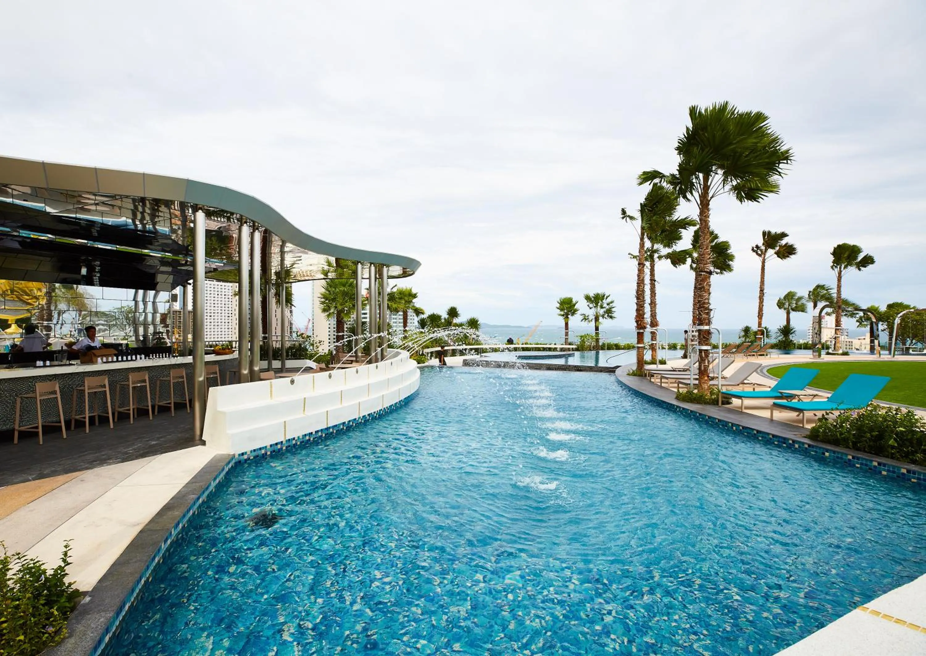 Swimming pool in Grande Centre Point Pattaya