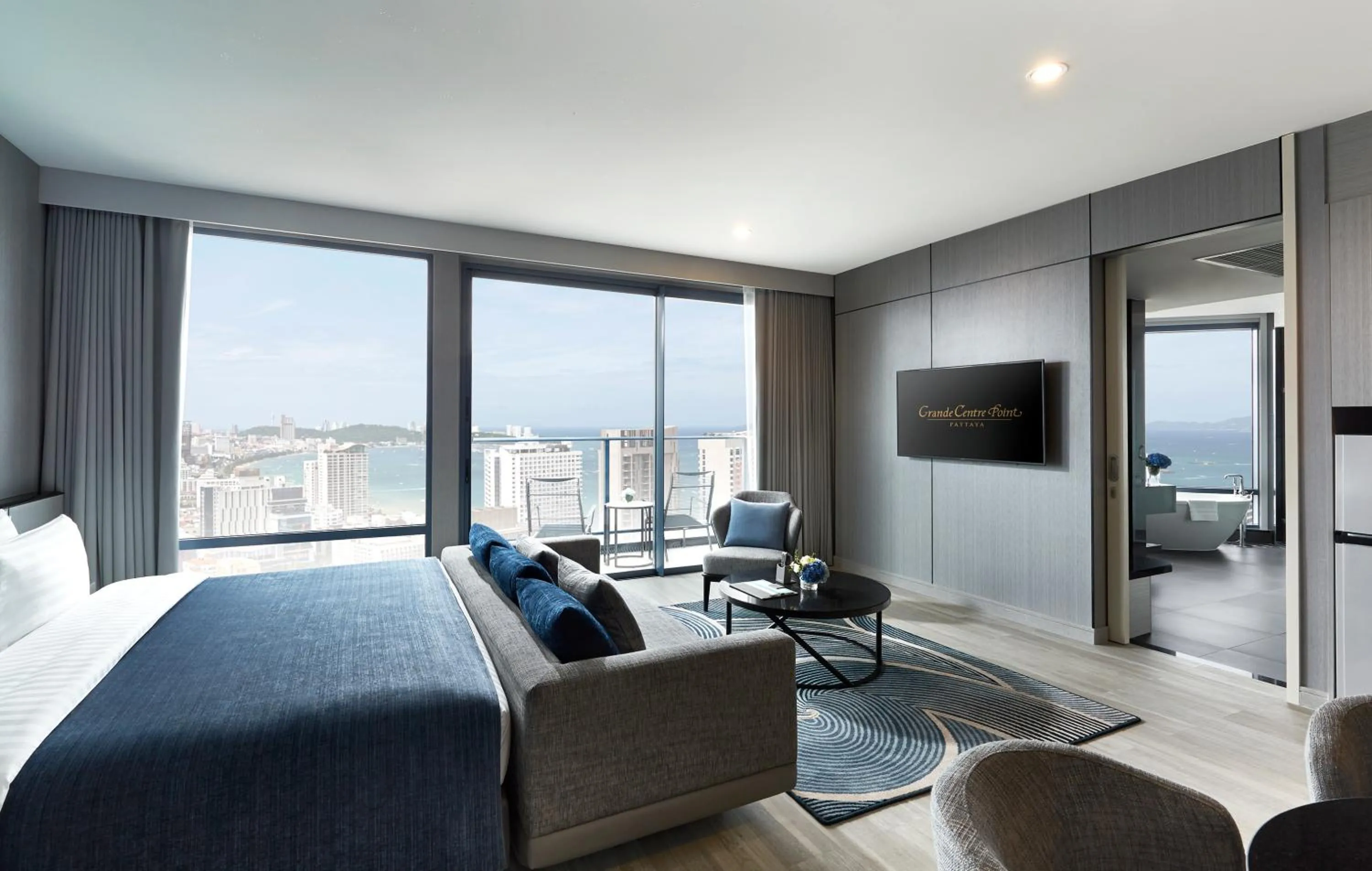 Balcony/Terrace, Bed in Grande Centre Point Pattaya