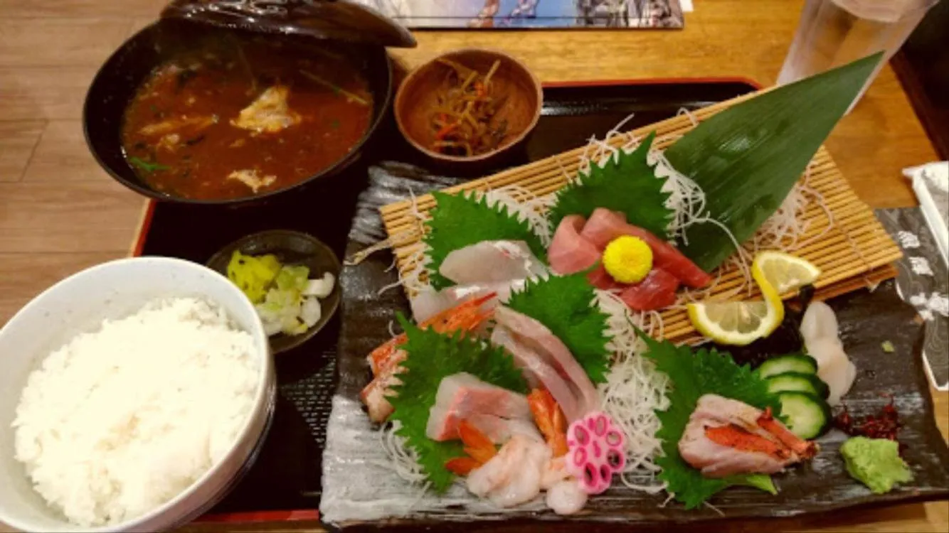 Restaurant/places to eat in 2 floors japanese style, direct to KIX, 10mins train to Namba, 5mins walk to stn , 2-6ppl