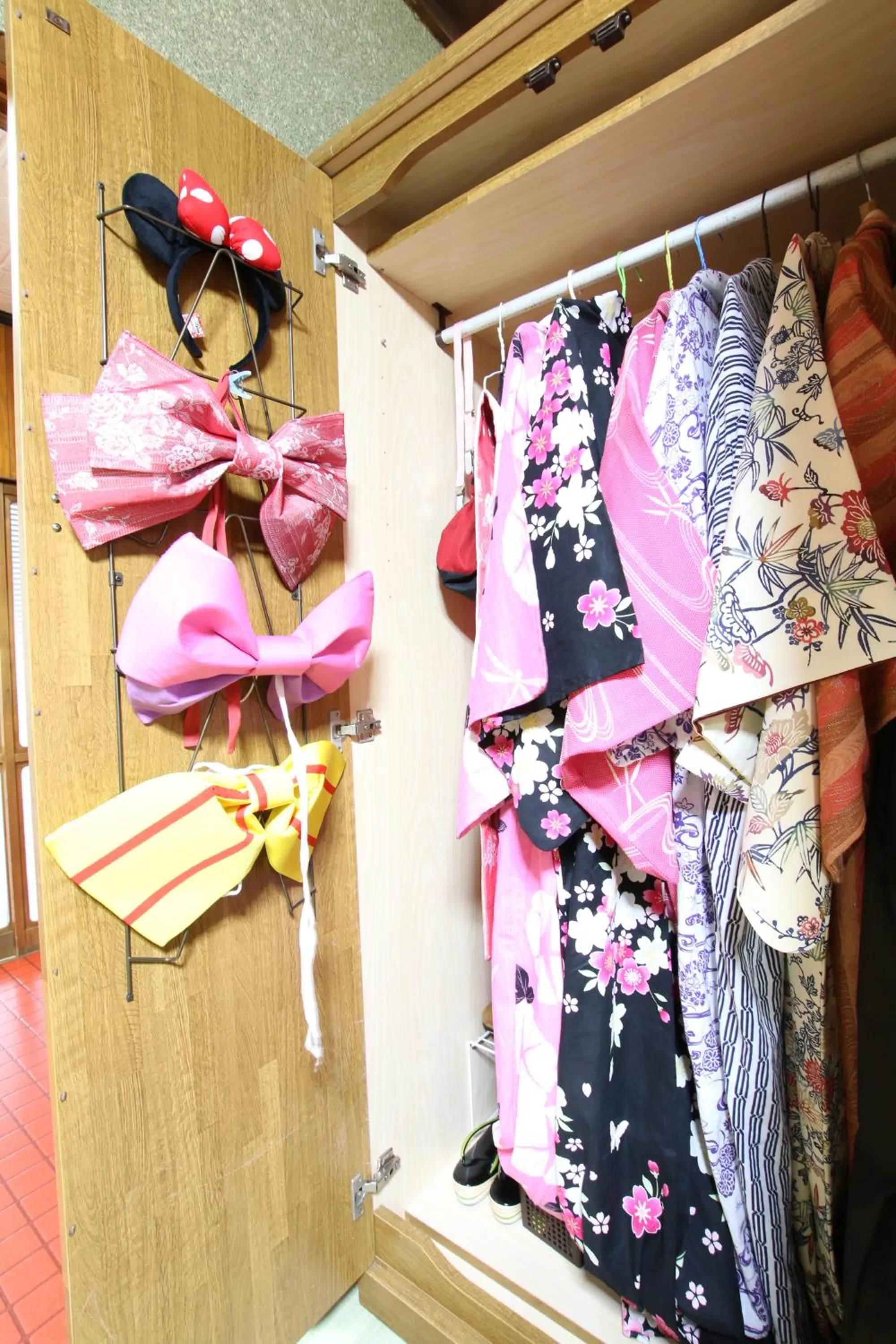 2 floors japanese style, direct to KIX, 10mins train to Namba, 5mins walk to stn , 2-6ppl