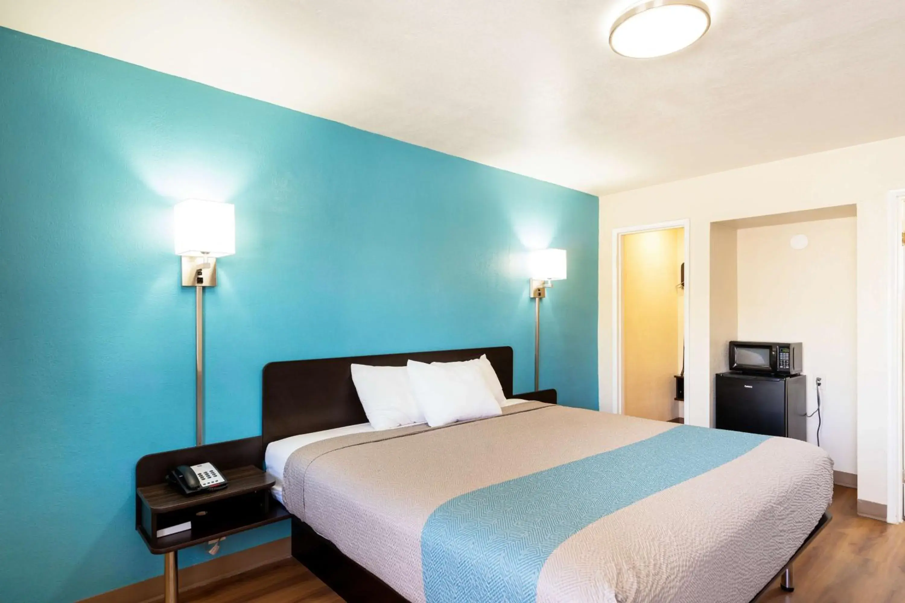 Deluxe King Room - Non-Smoking in Motel 6-Odessa, TX - 2nd Street Deluxe King Room - Non-Smoking in Motel 6-Odessa, TX - 2nd Street