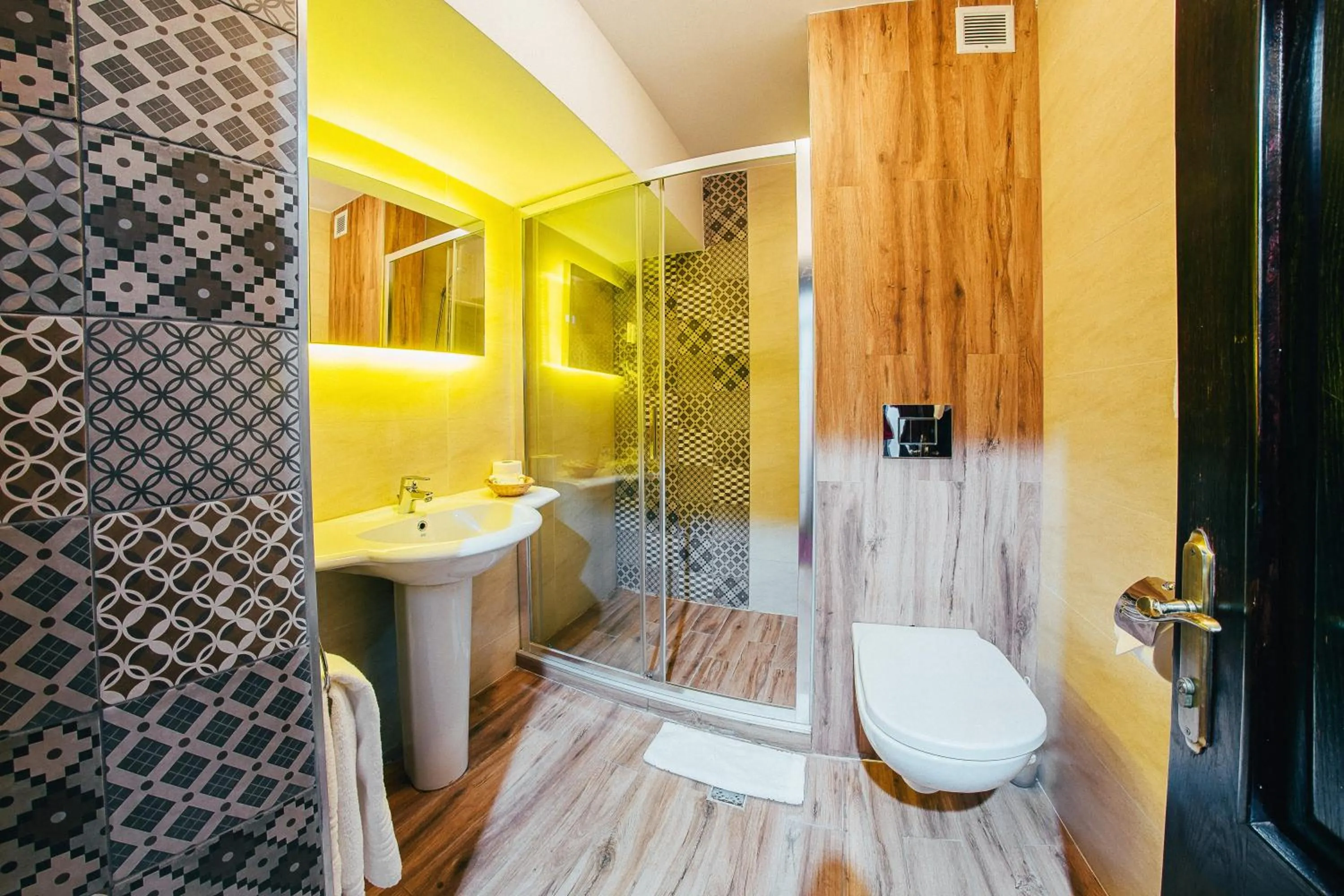 Shower in Hotel Best Western Bucovina