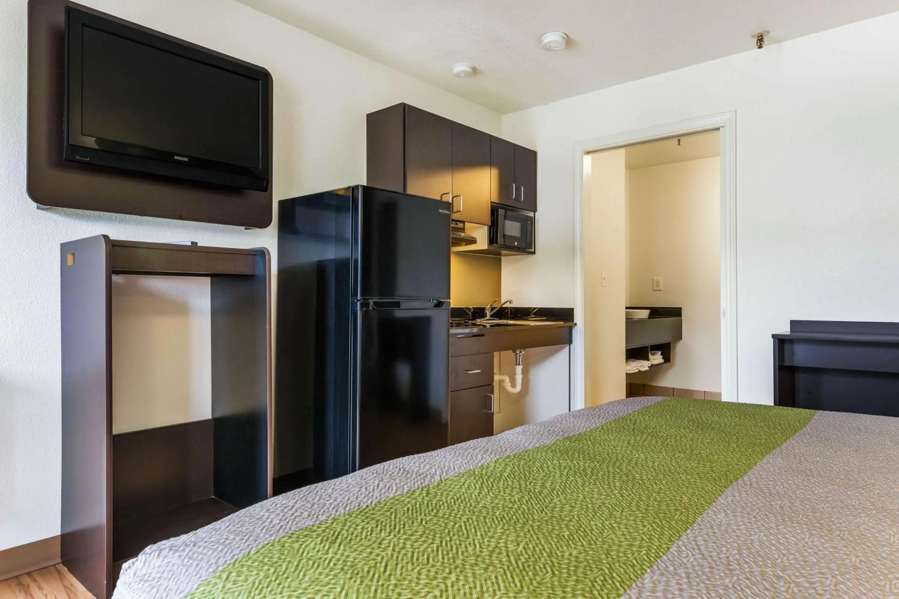 TV and multimedia, Bed in Studio 6-Alexandria, LA