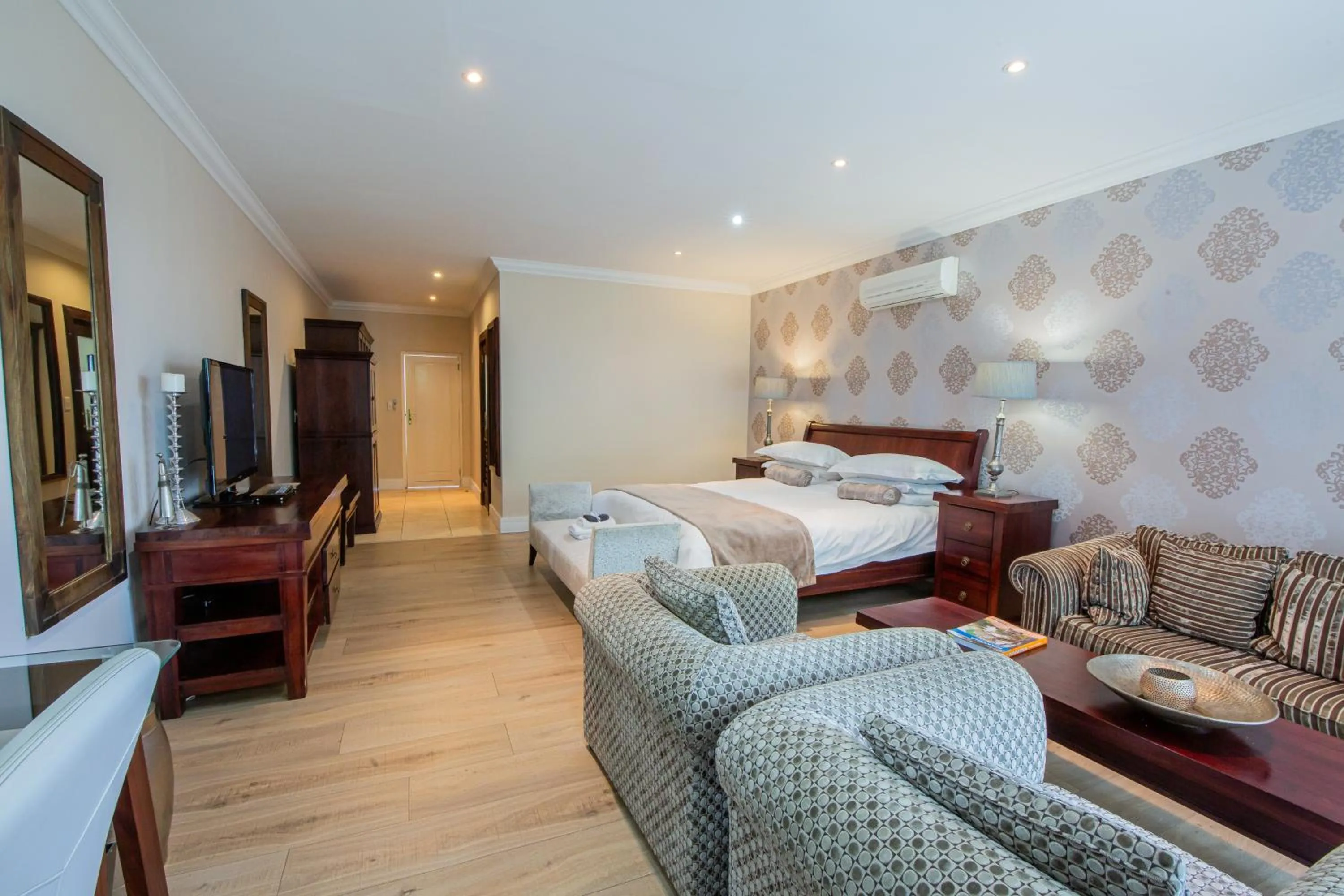 Photo of the whole room, Bed in Belvedere Boutiqe Hotel