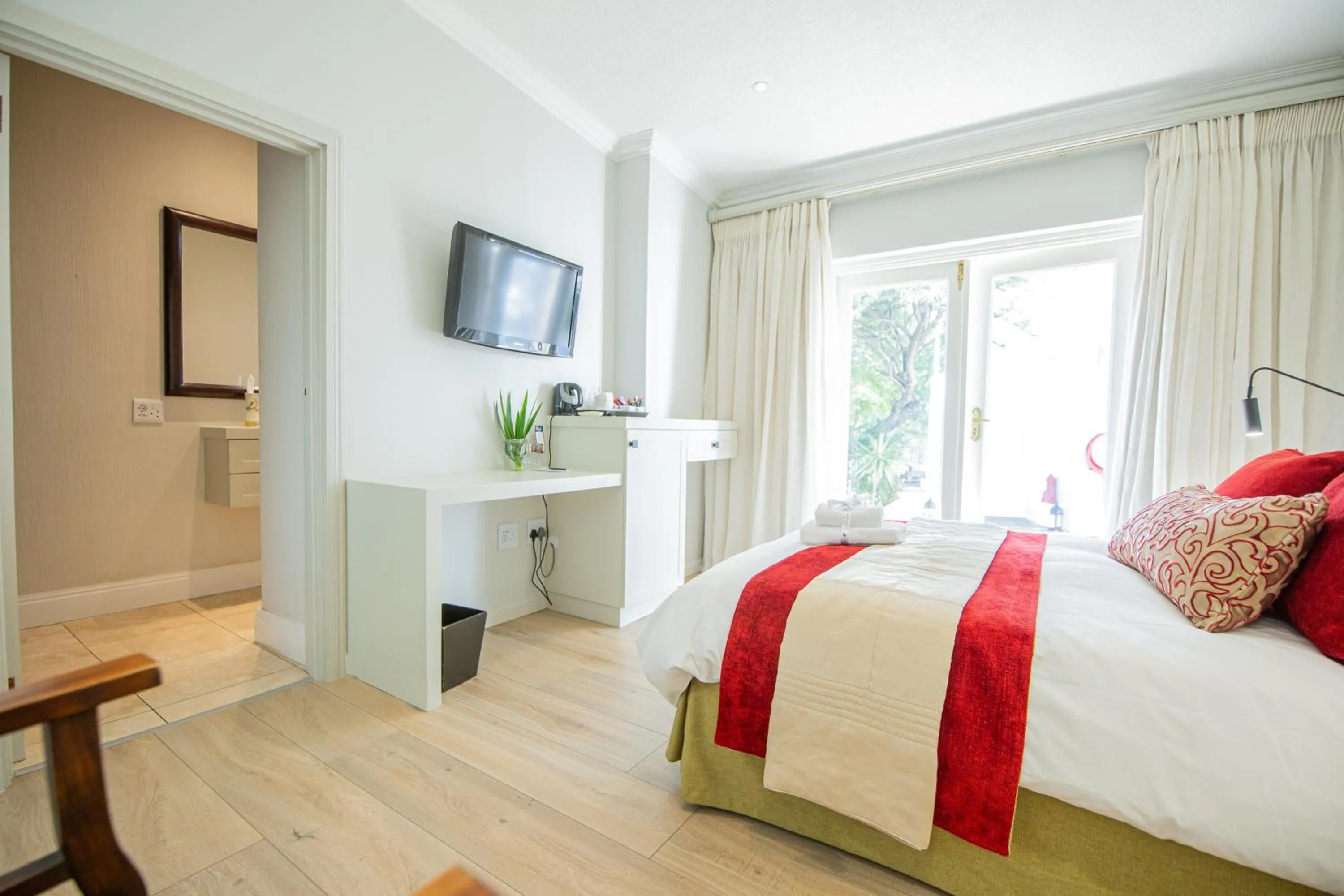 Photo of the whole room, Bed in Belvedere Boutiqe Hotel